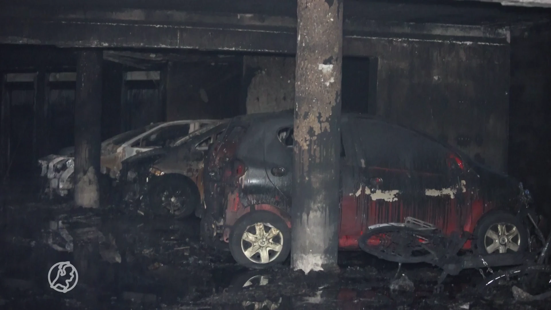 Beelden tonen zwartgeblakerde parkeergarage en gesmolten auto's na brand