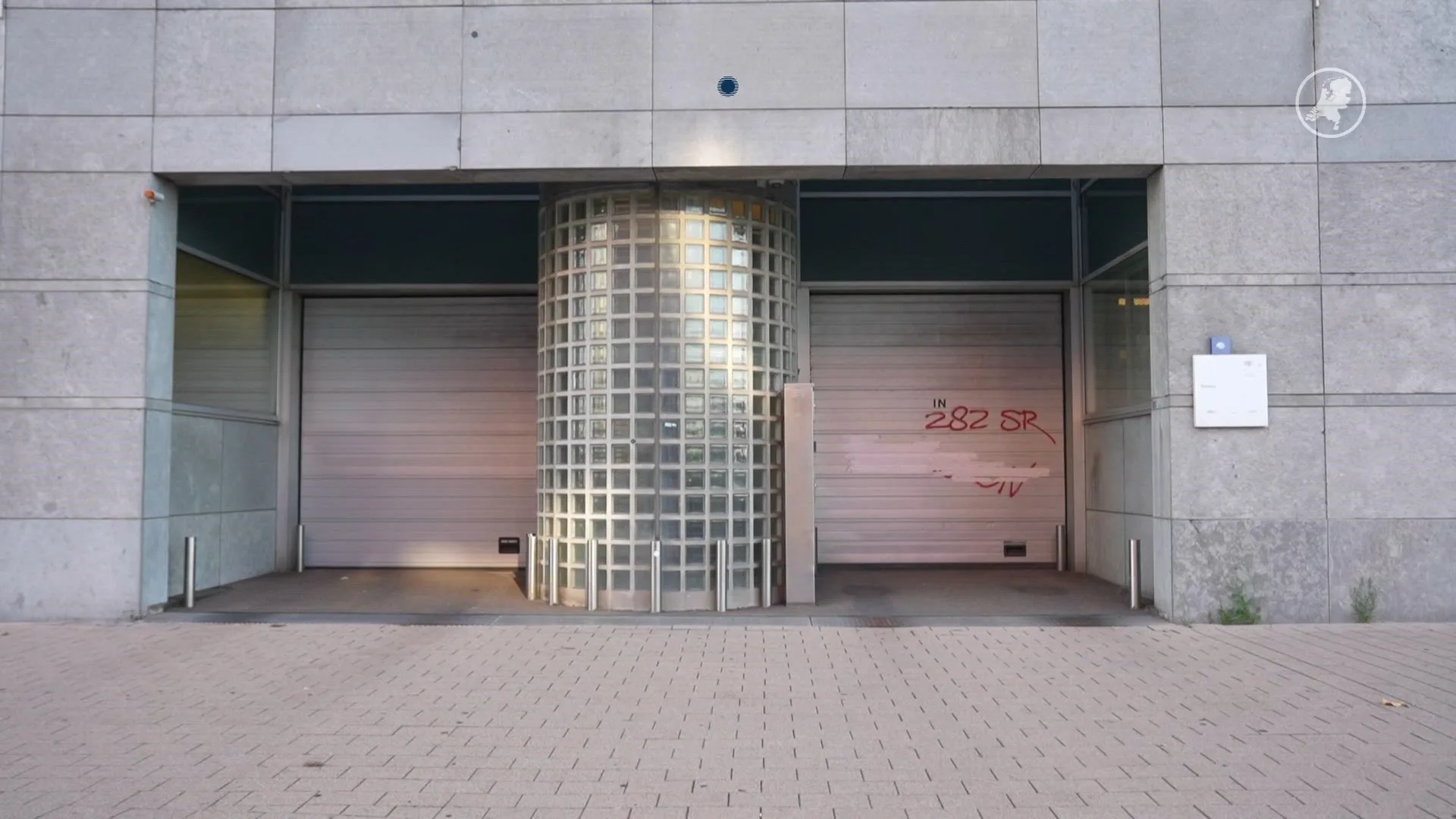 Rechtbank Rotterdam beklad met rode verf en leuzen
