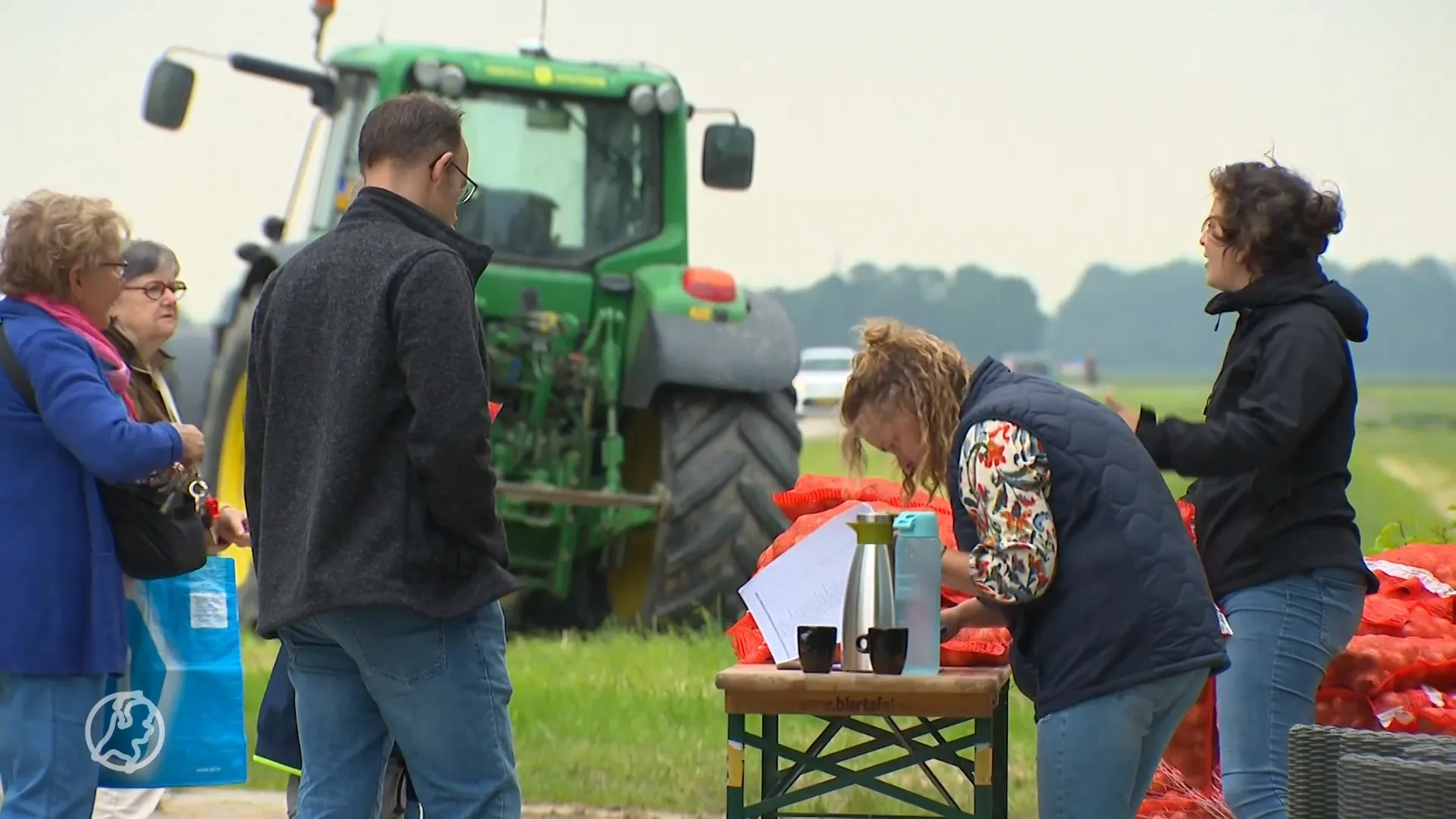 Z'n uien zijn te klein voor de supermarkt, dus verkoopt Bastiaan ze zelf voor een prikkie