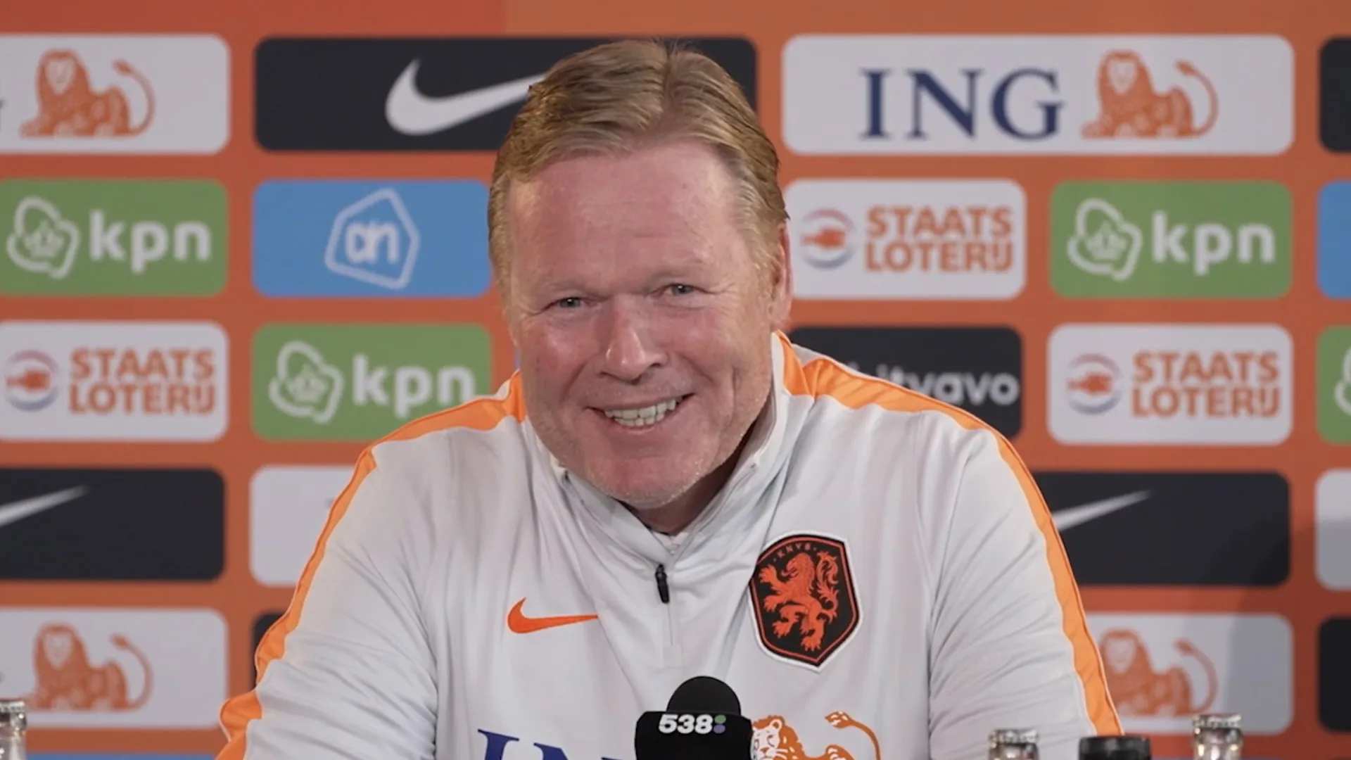 Koeman grapt over aanwezigheid journalisten na waarschuwing van Amnesty International over WK