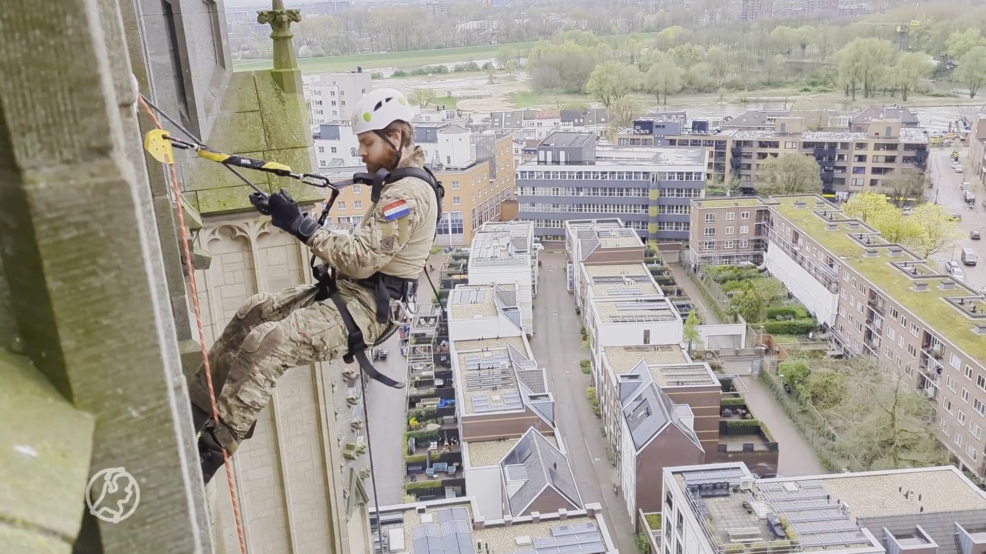 Militairen abseilen van kerk Arnhem: 'Werkelijkheid zo goed mogelijk benaderen'