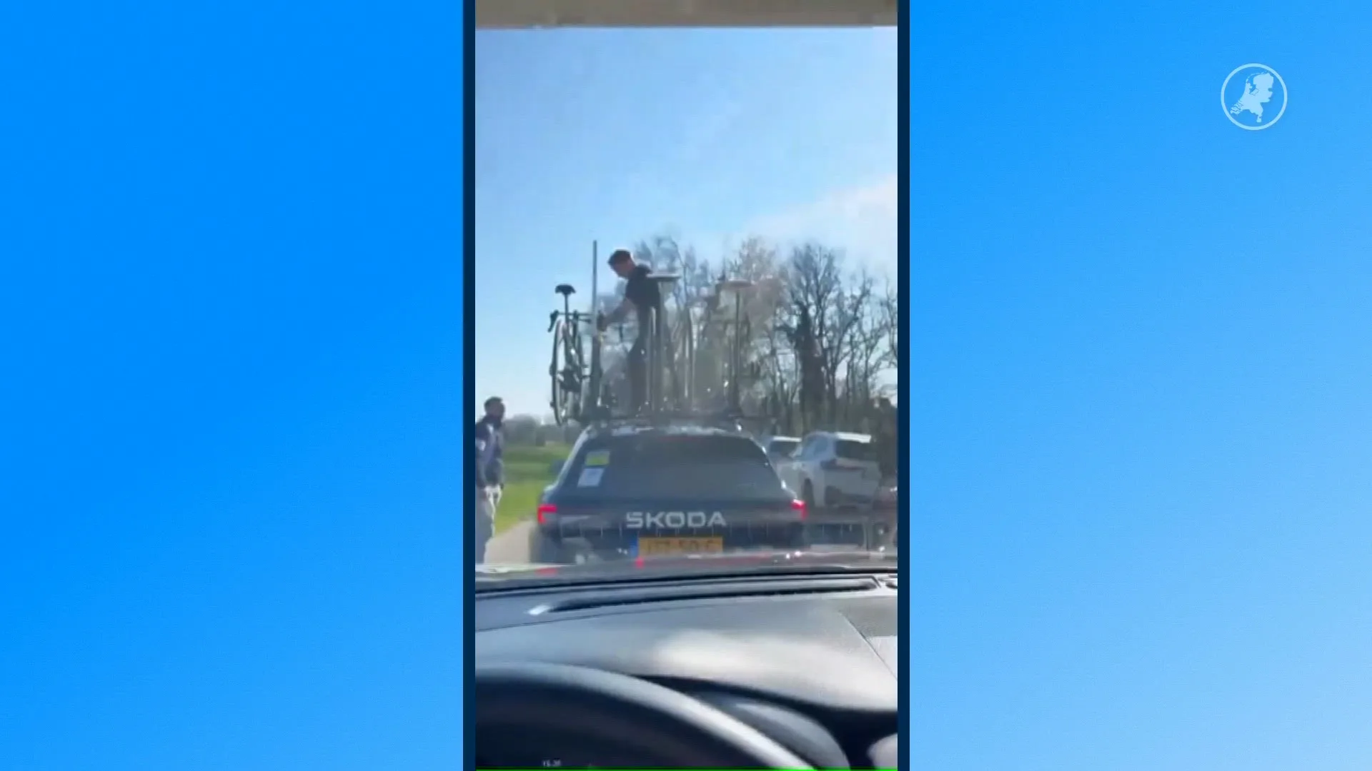 Dronken fan beklimt ploegleiderswagen Visma in Coppi e Bartali