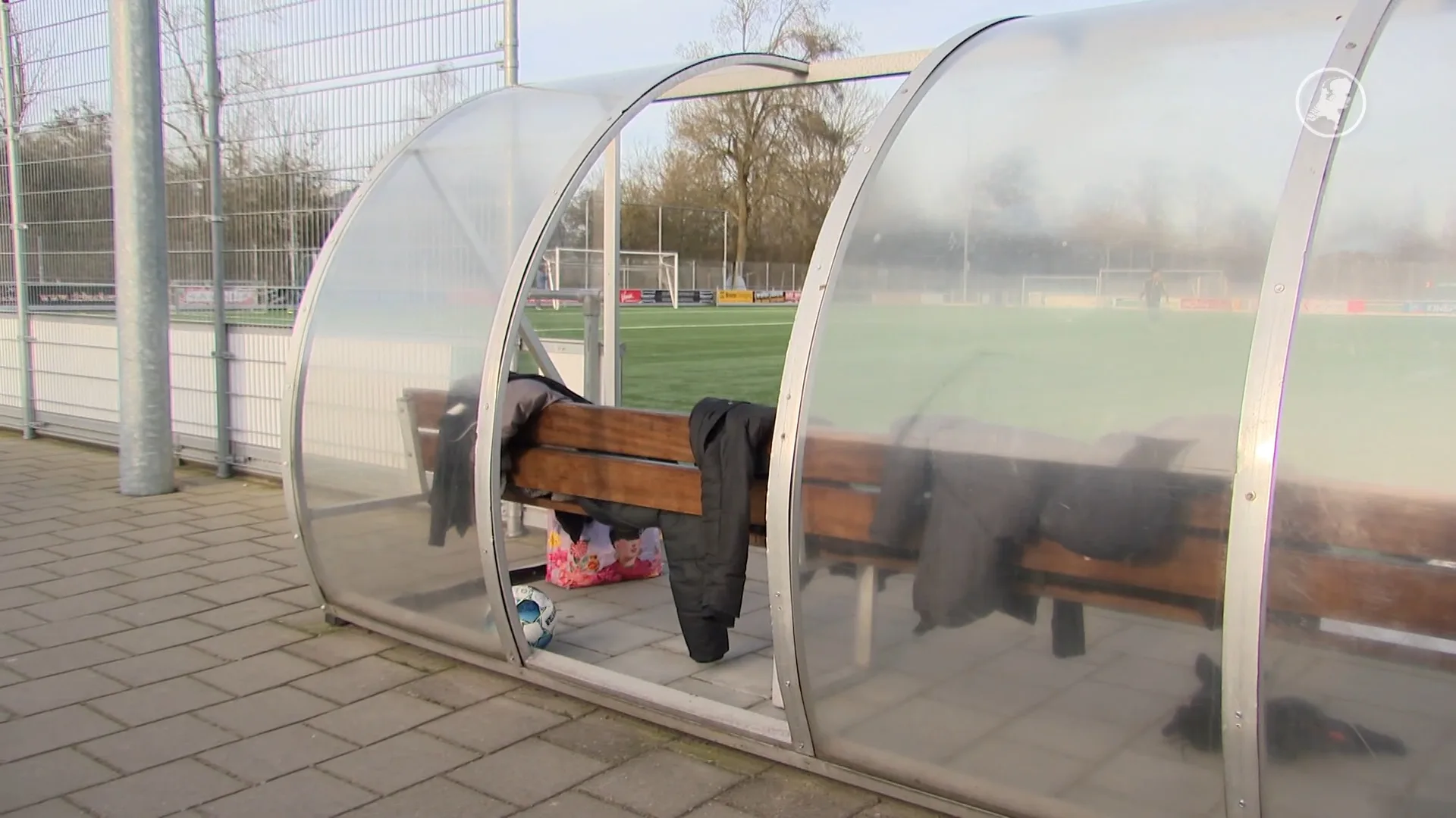 Vlaggenstokken in sloot en dugout kapot, Schagen United geteisterd door vandalisme
