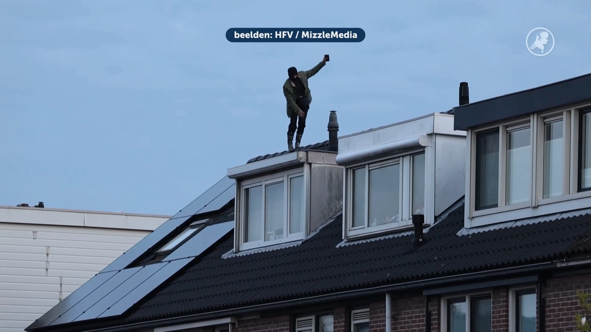 Inbreker frituurt garnalen en drink fles whisky leeg, vlucht daarna dak op