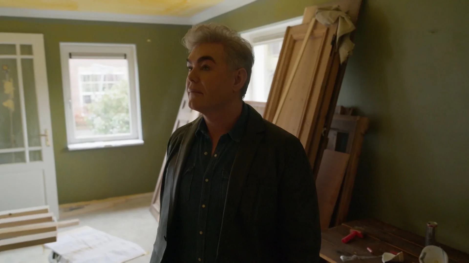 Teun schrikt van de staat van het huis...