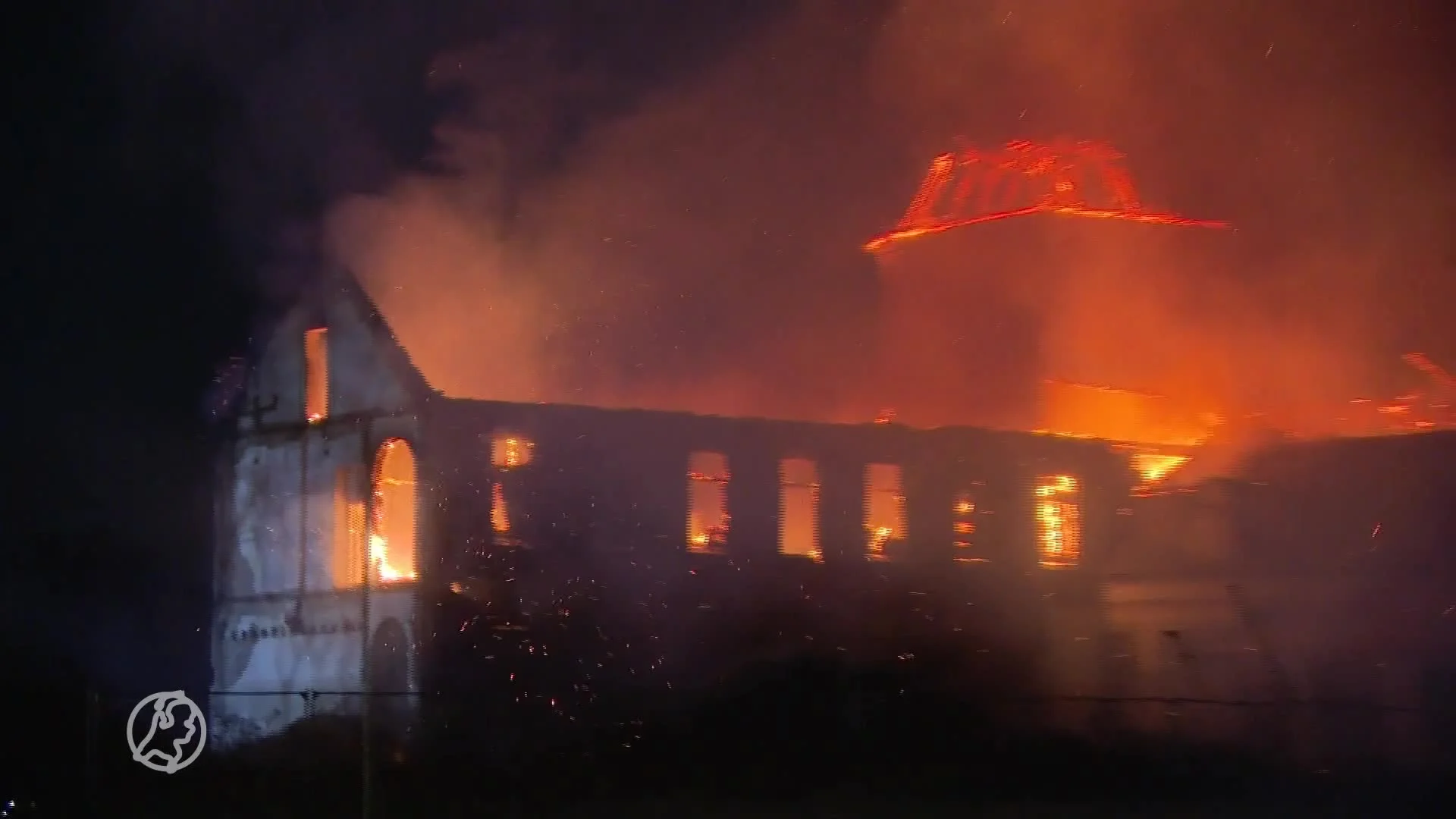 Vlammen slaan uit dak bij grote brand in voormalig klooster Heel