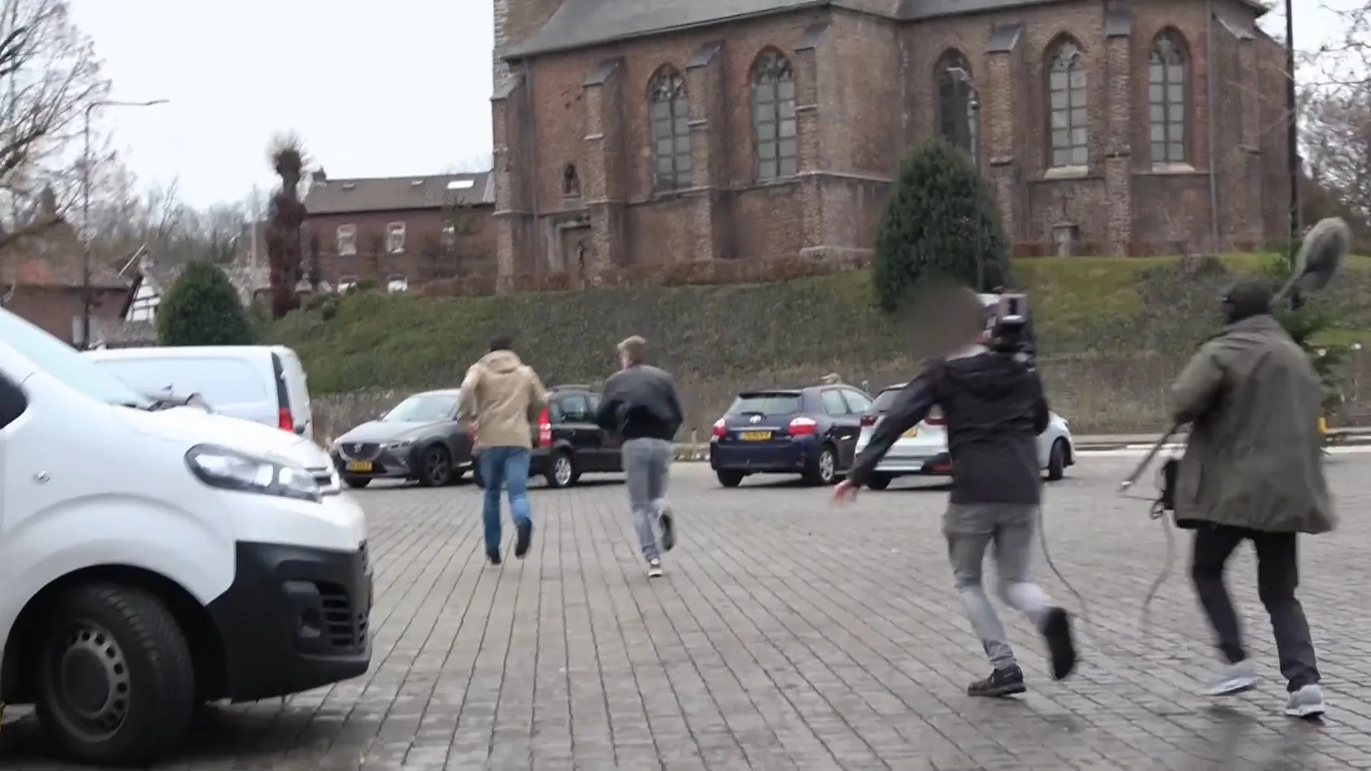 Oplichter neemt de benen bij het zien van de camera