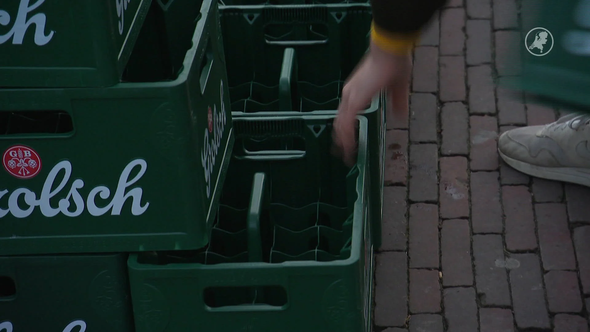 Studenten bouwen huis met 350 bierkratten