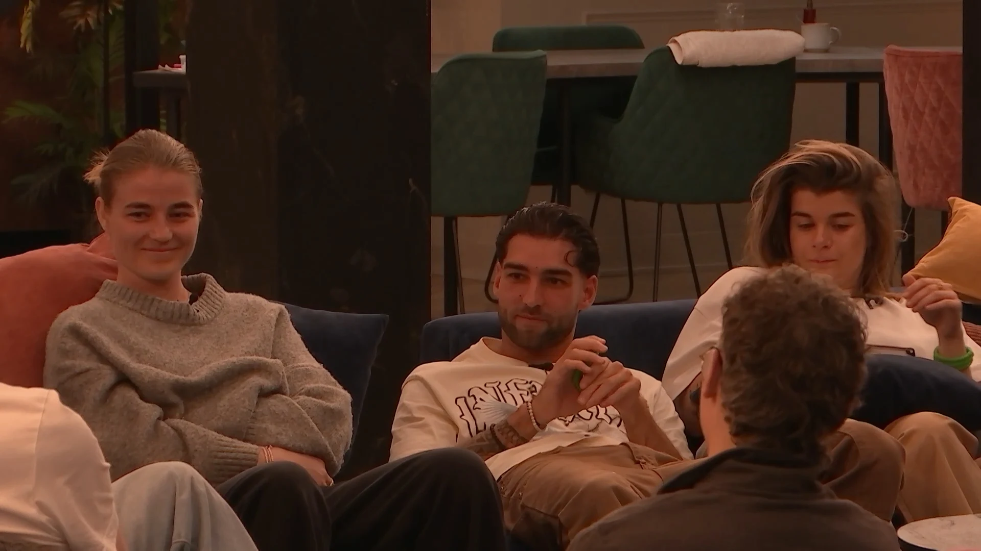 Ricky geeft toe aantrekkingskracht te voelen tot Nyssa