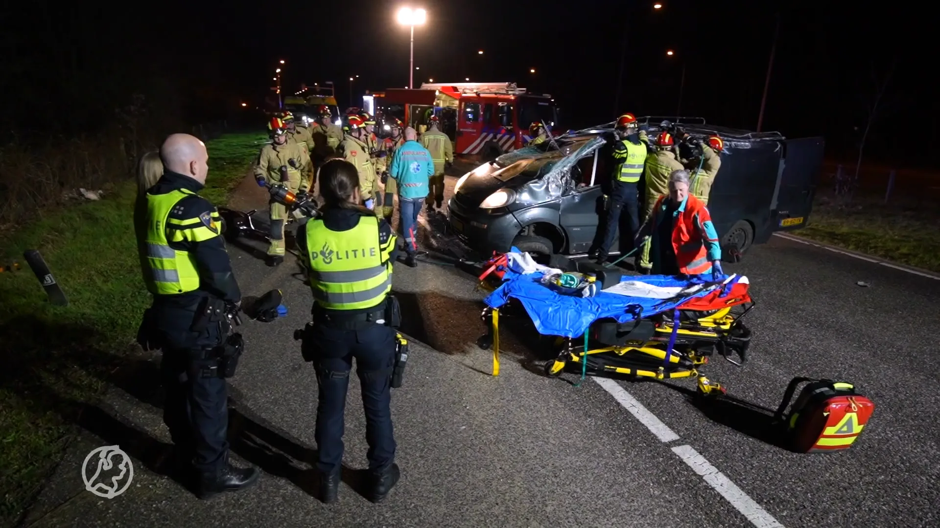 Busje vliegt meerdere keren over de kop bij ongeluk op A270