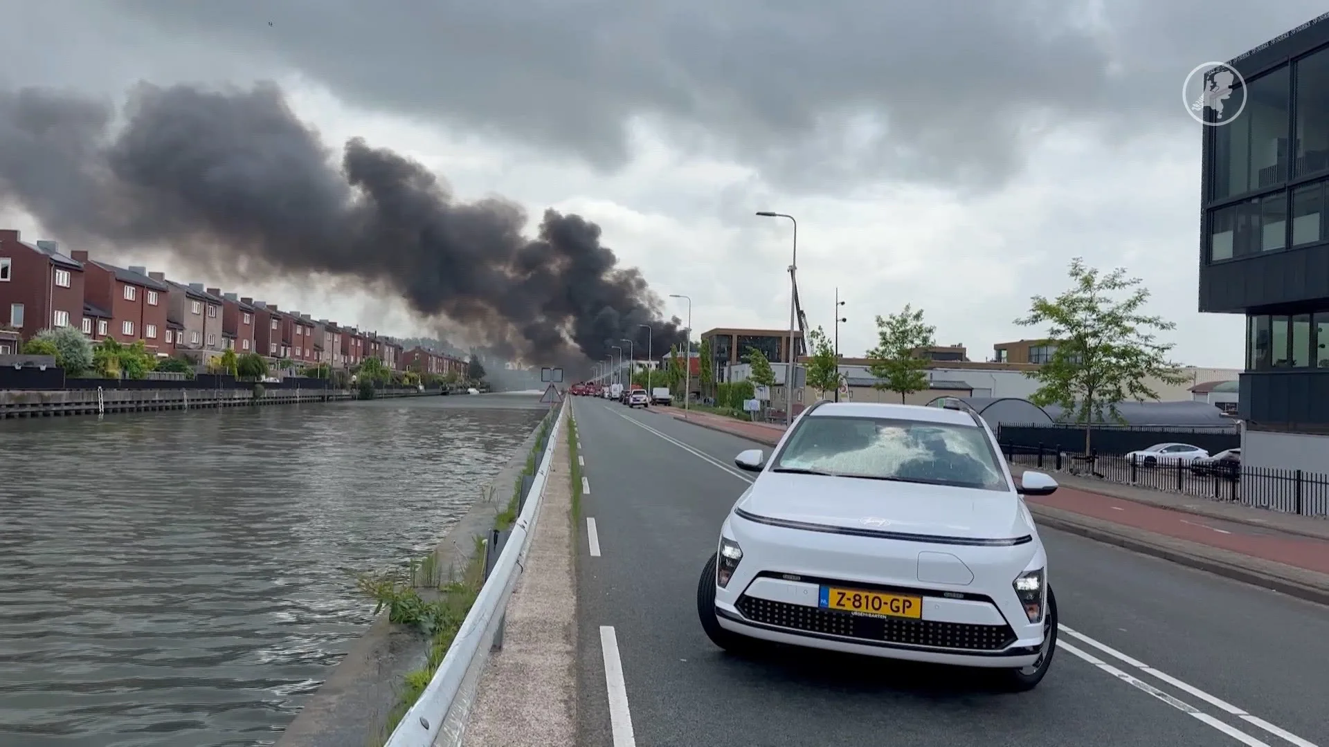 Enorme rookwolk bij brand Diemen