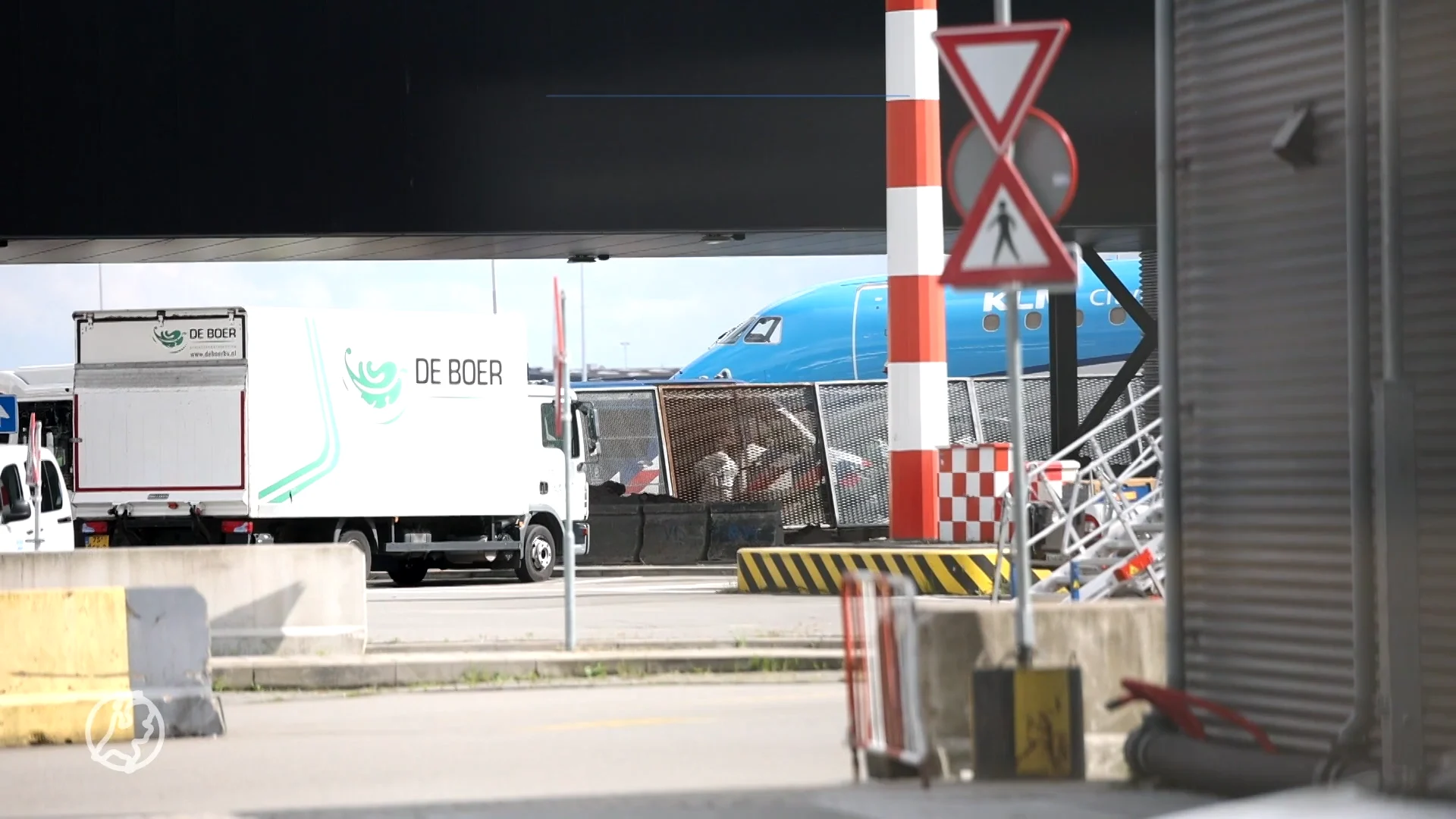 Persoon komt op Schiphol in draaiende vliegtuigmotor en overlijdt: 'Afschuwelijk incident'