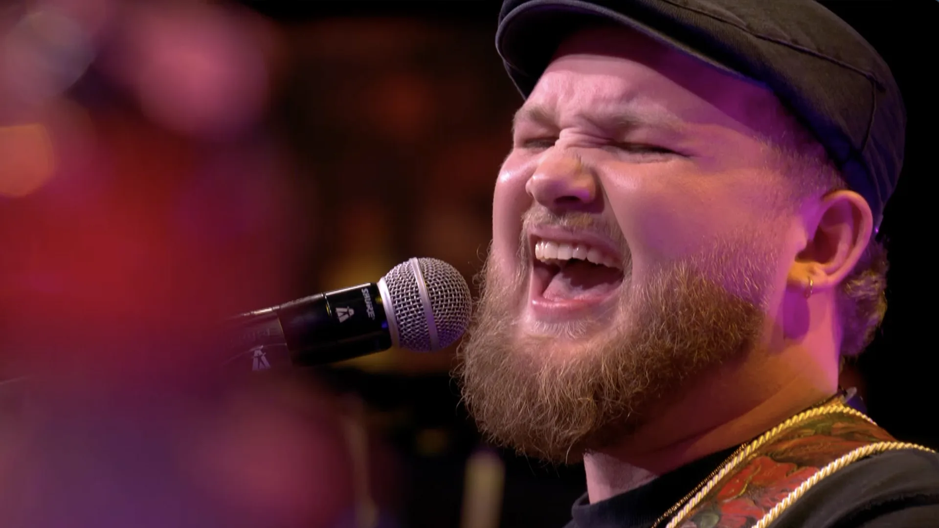 Lars van Bokhoven zingt 'Nu Ben Jij Hier' in de commercialbreak van De Oranjezondag
