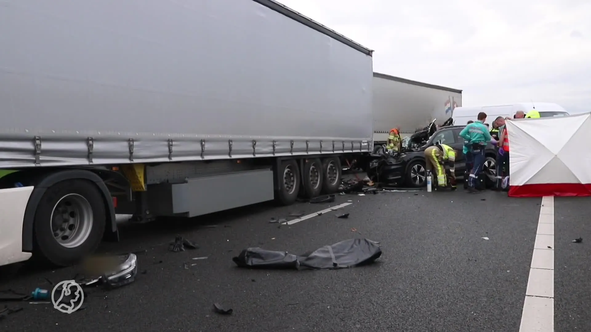 Dode door ongeval op A15, snelweg richting Nijmegen dicht