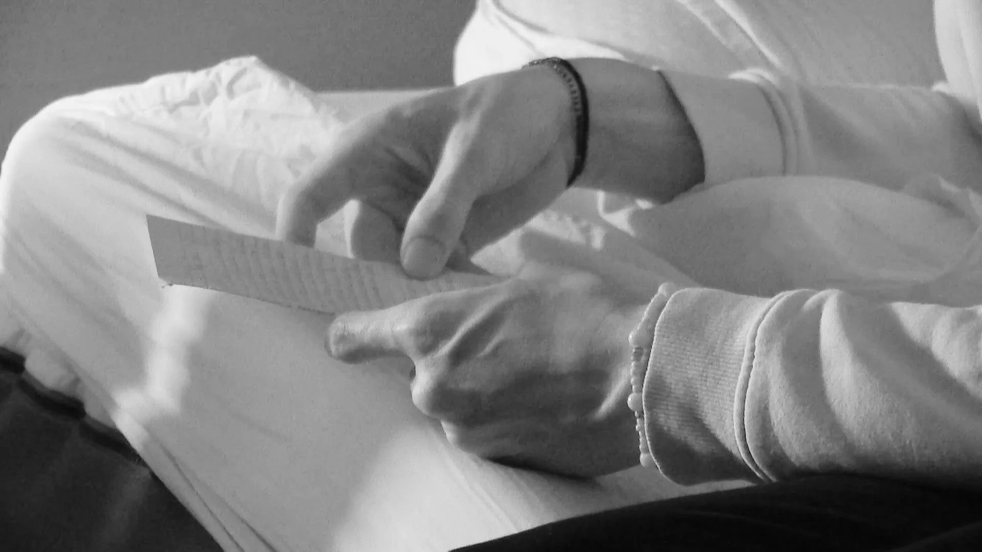 Chess schrijft een briefje voor Thomas :'ik wil mijzelf volledig aan jou geven'