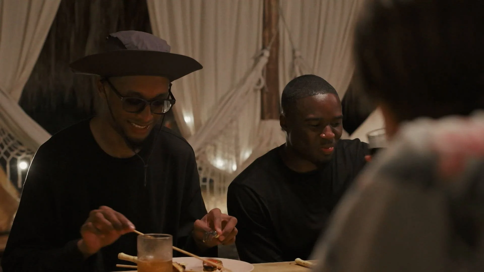 Broederliefde blikt terug op hun buurt