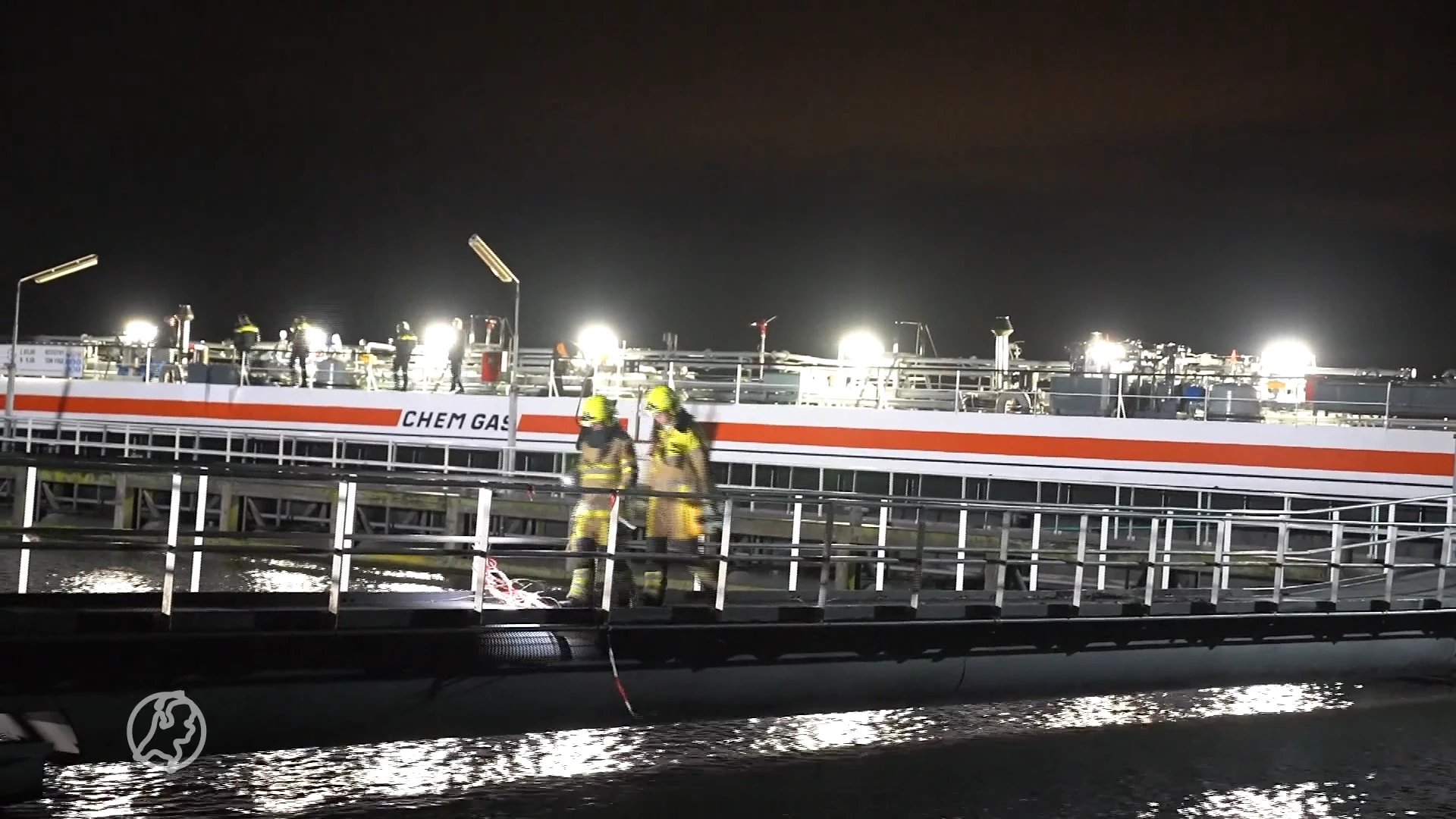 Aanvaring tussen drie schepen op Waal, spoorbrug geraakt