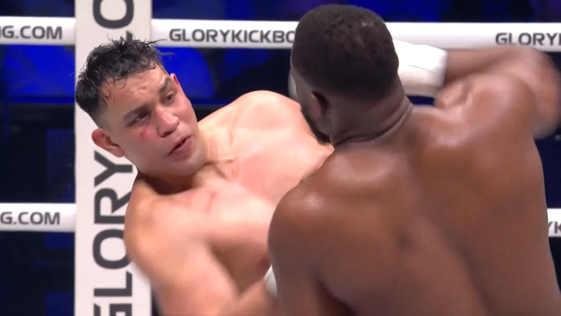 Tariq 'Cookie' Osaro slaat Nidal Bchiri neer in GLORY 105