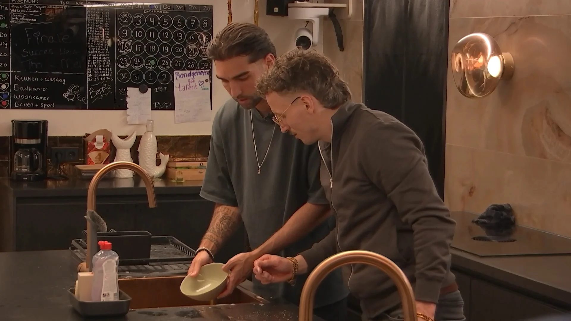 Ricky is boos op de opmerking van Roxy