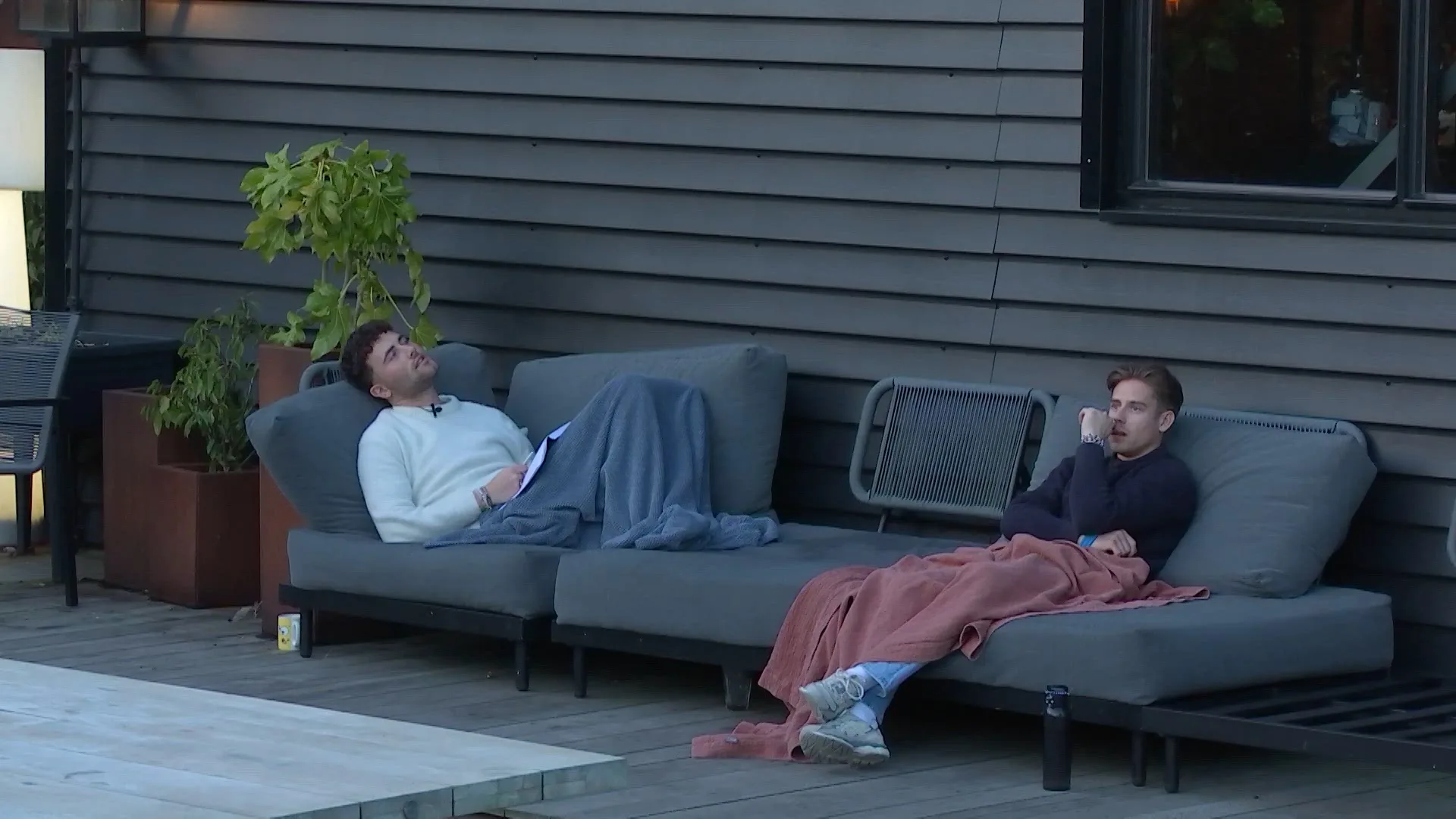 Noah heeft vragen over de maan: 'waarom zie je nu een halve maan'