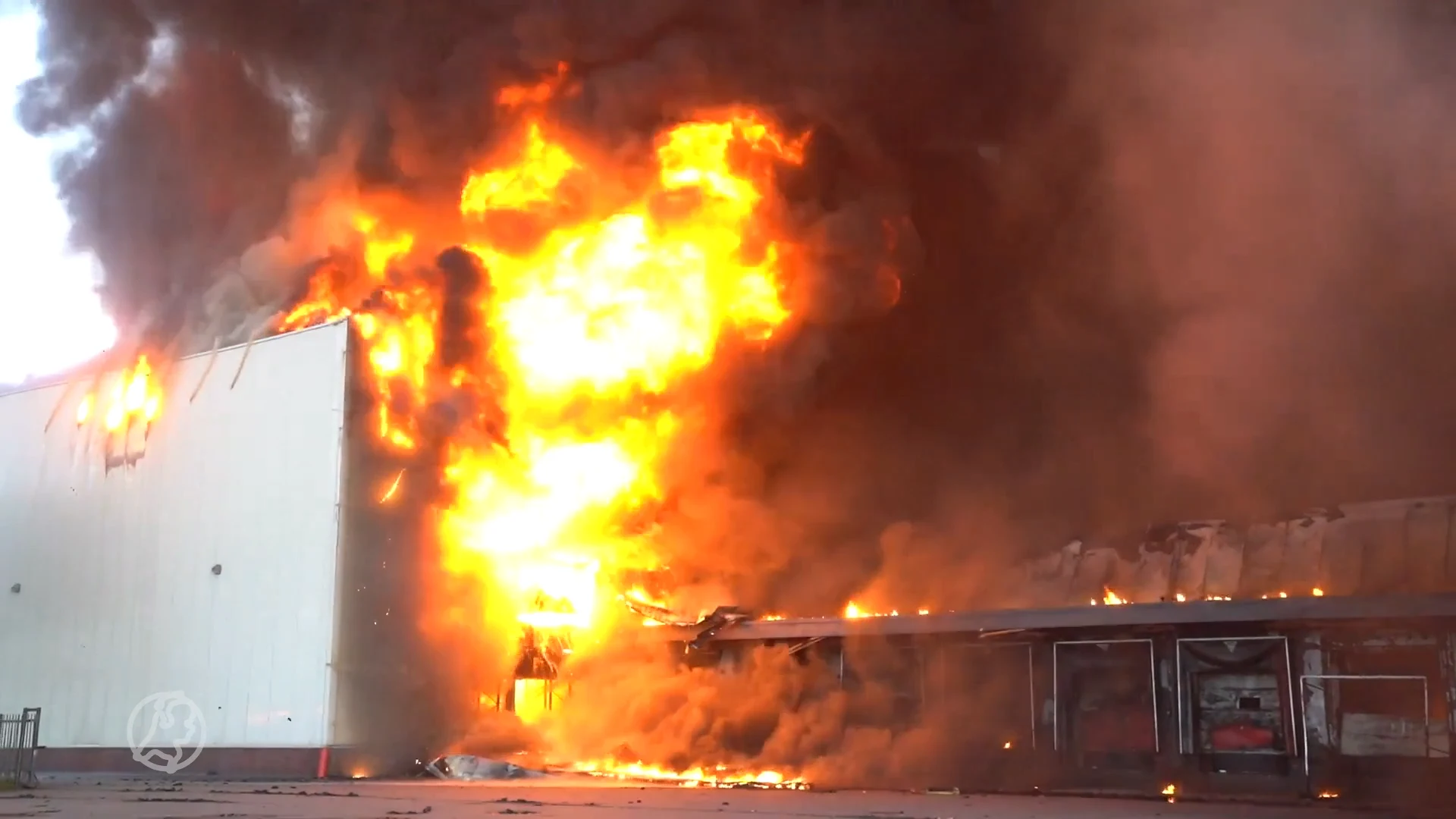 Grote brand bij distributiecentrum in Oss 'Moeilijk te blussen'