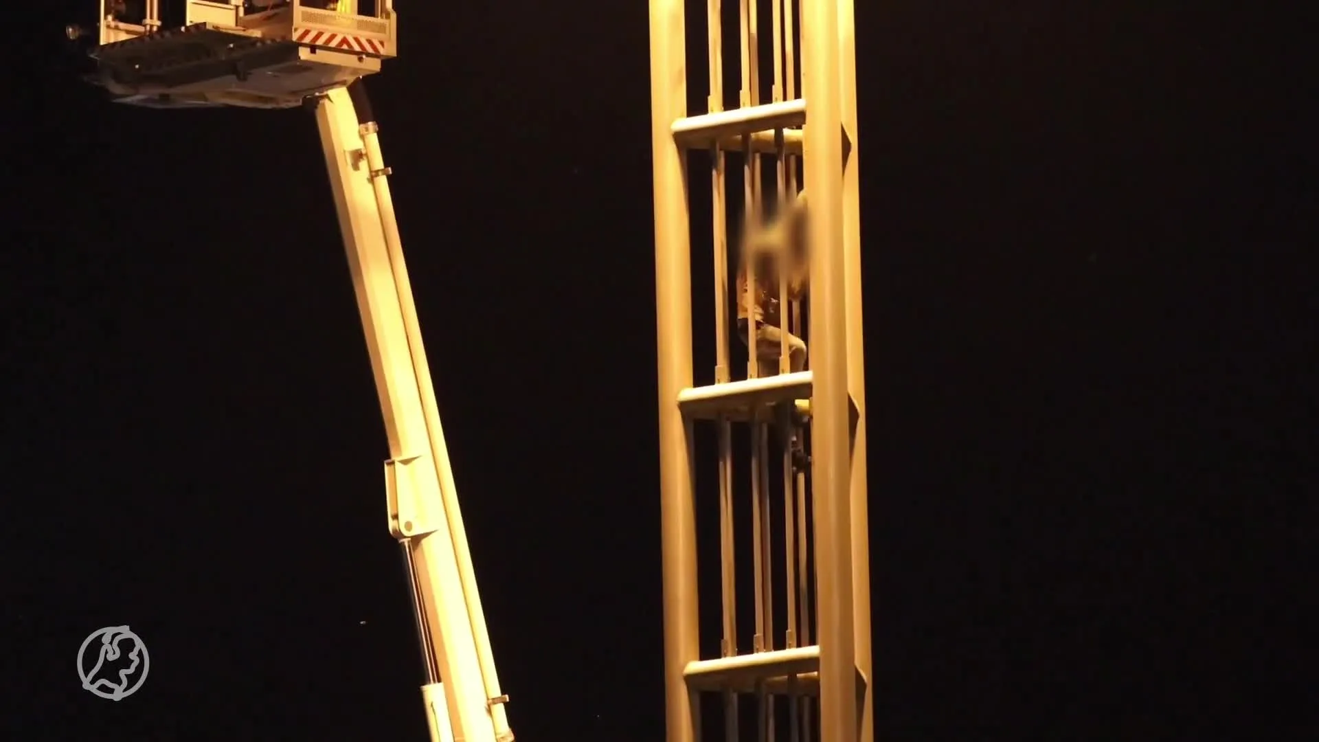 Verwarde man klimt in metershoog kunstwerk Leeuwarden