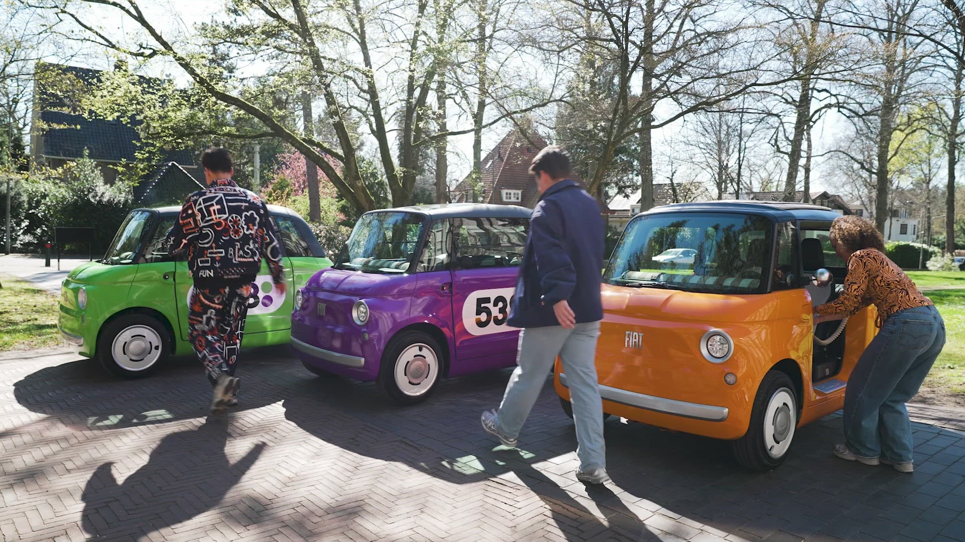 Bas, Dylan en Eva gaan naar 538 Koningsdag 2026 in waanzinnige FIAT Topolino's!
