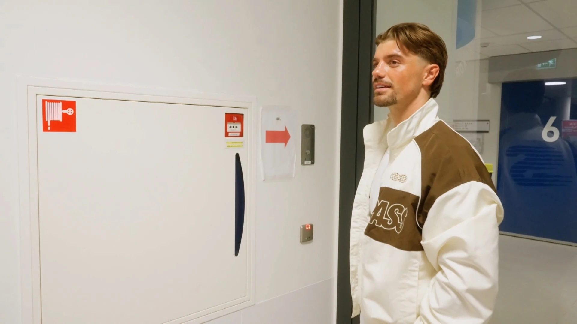 Mitch is ongeduldig en wil zijn nichtje ontmoeten