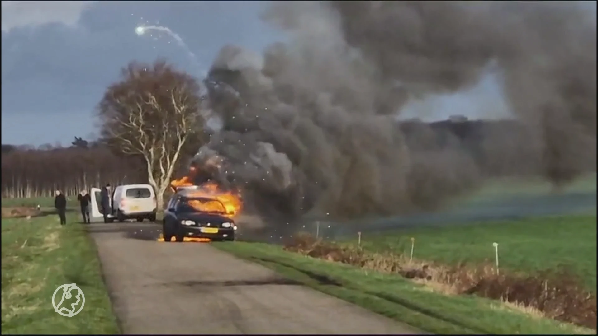 Sigaretje roken in auto vol vuurwerk? Heel slecht idee: Gerbens auto, met honderden euro's aan vuurwerk, ontploft