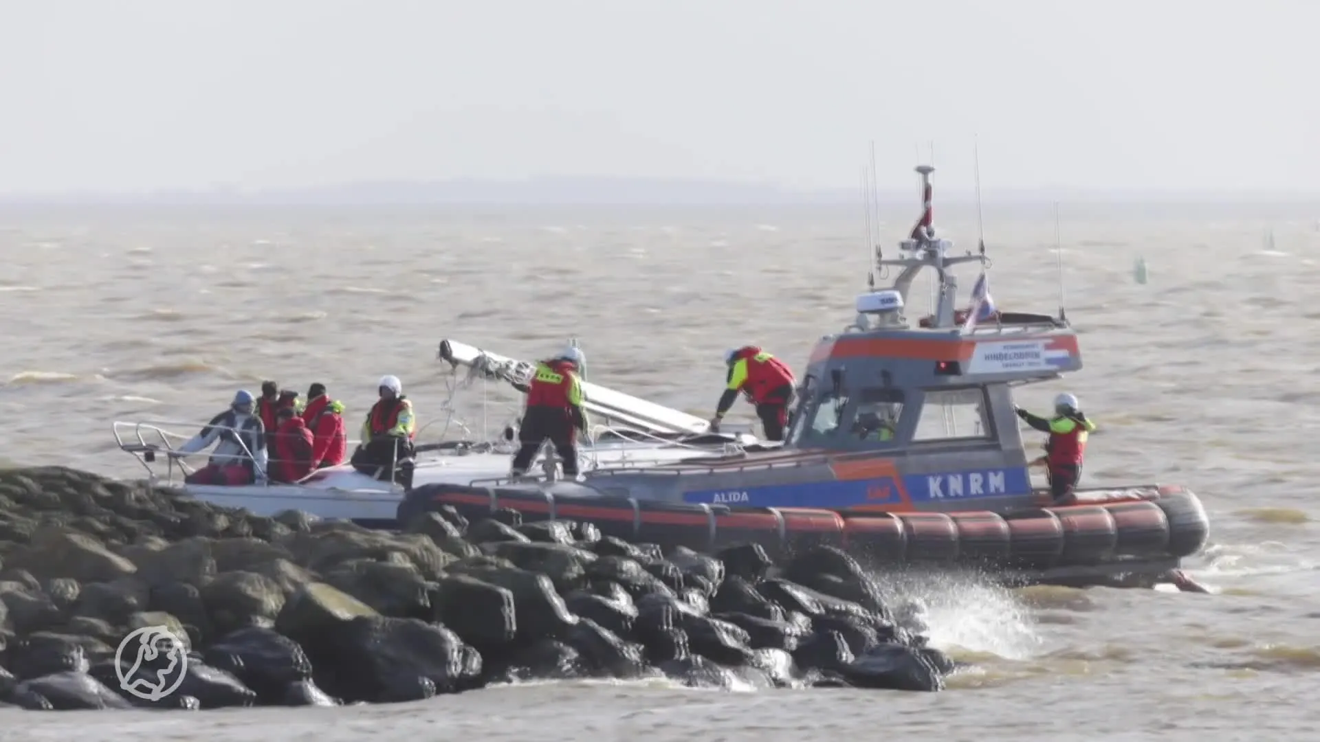 Mast breekt af van zeilboot op IJsselmeer, één opvarende zwaargewond