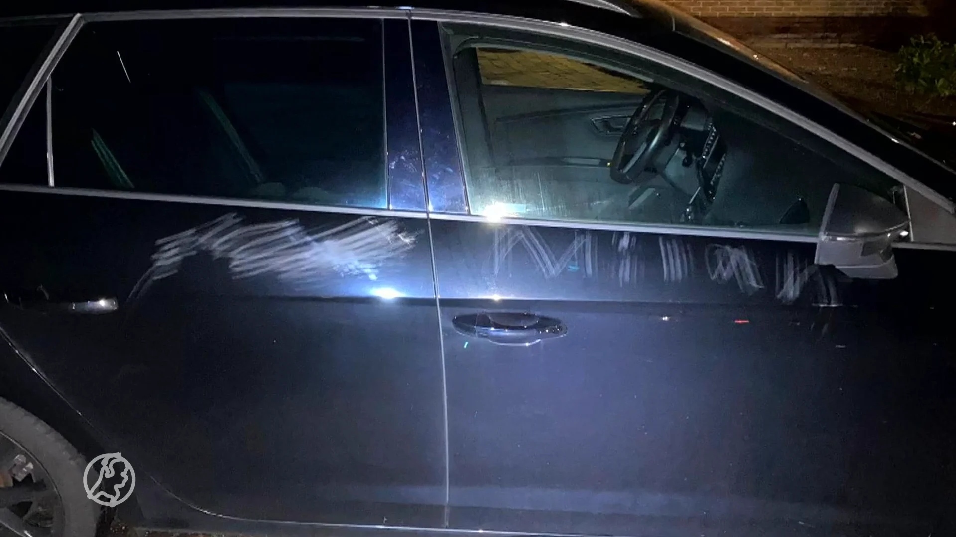 Buurt op scherp door vandaal die tiental auto’s onderkrast