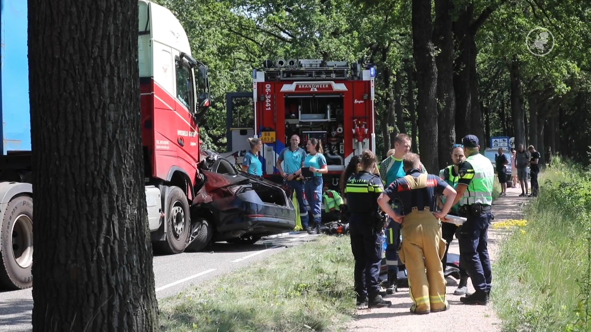 Dodelijk ongeval in Lieren: auto botst op vrachtwagen