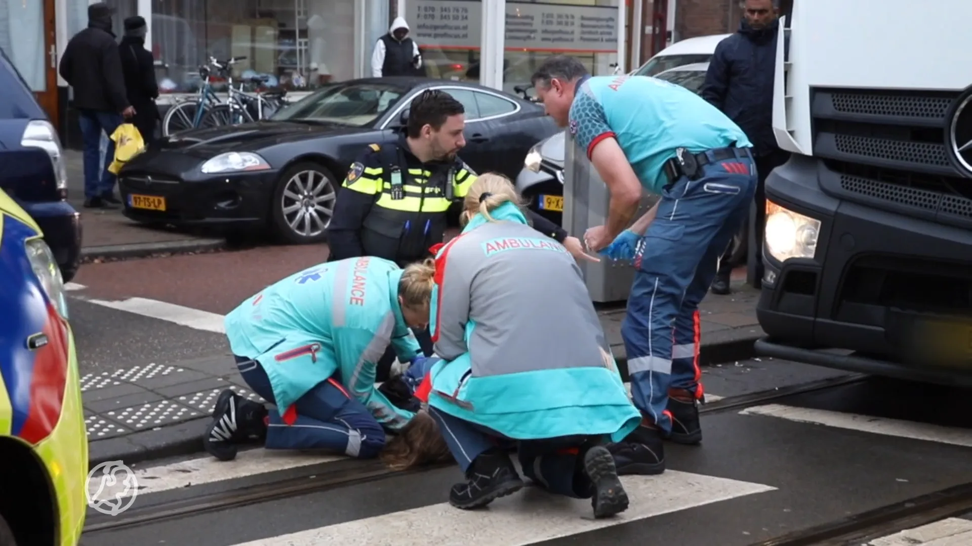 Voetganger aangereden op zebrapad door vrachtwagen in Den Haag
