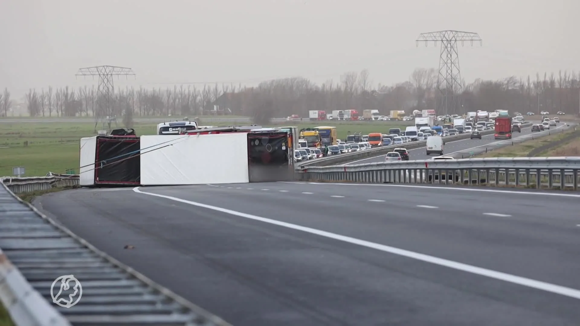 Vrachtwagen gekanteld op snelweg door storm Pia