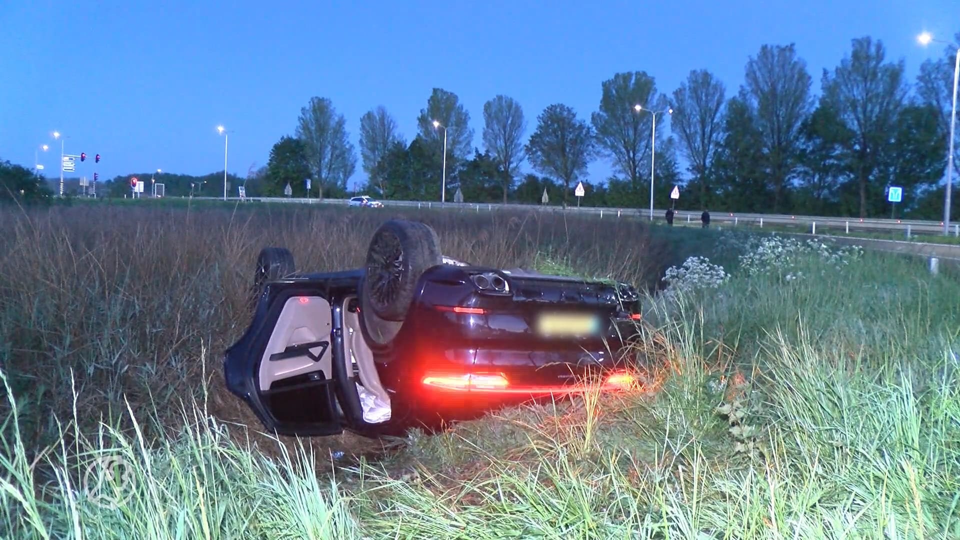Peperdure Porsche vliegt uit bocht en crasht, bestuurder aangehouden