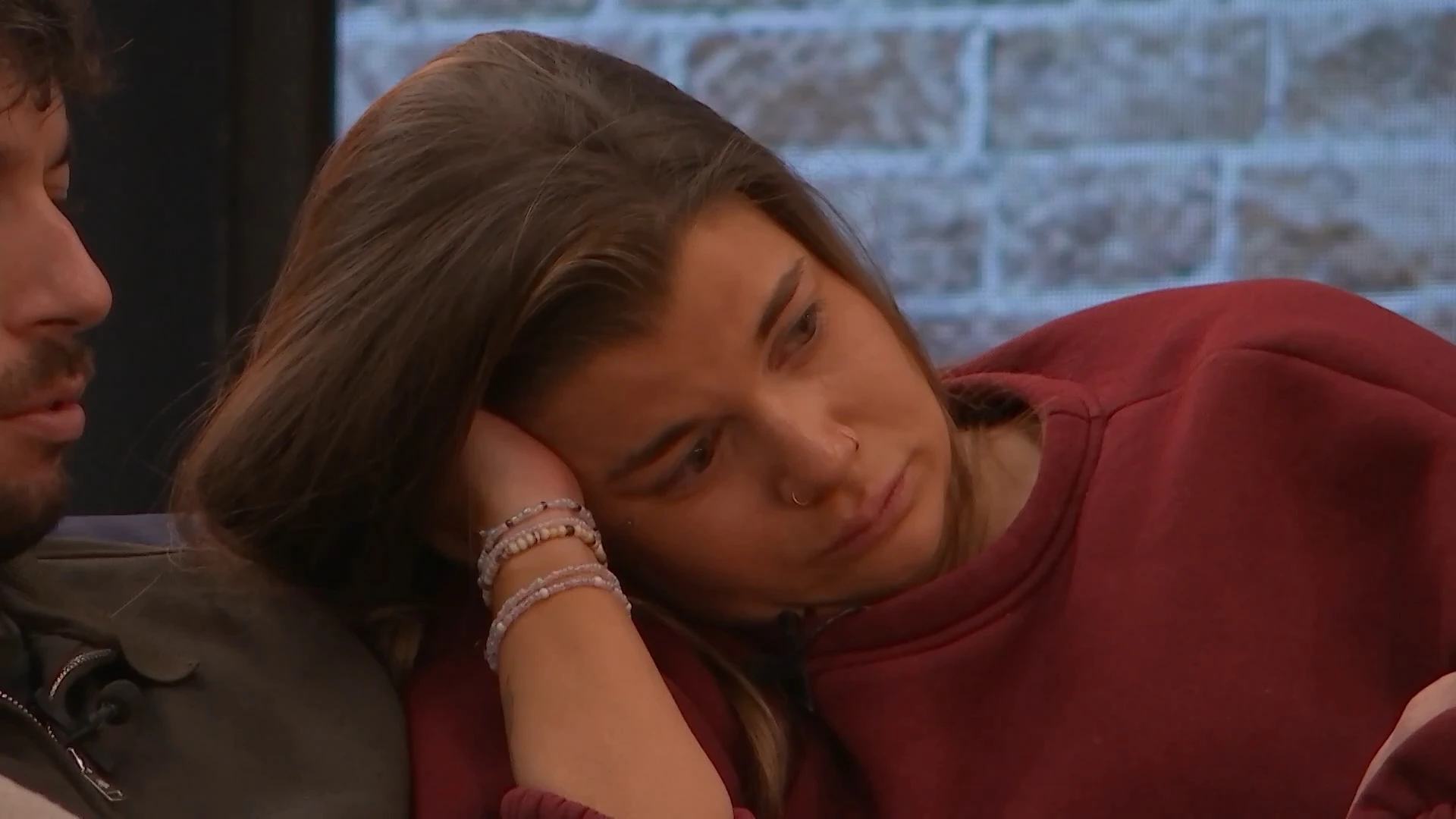 Thomas en Chess bespreken het telefoontje naar huis