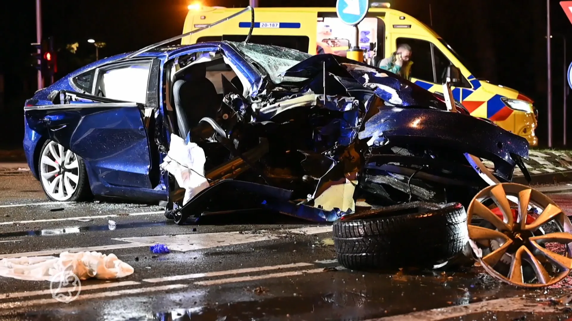 Vijf zwaargewonden door botsing auto tegen boom Tilburg