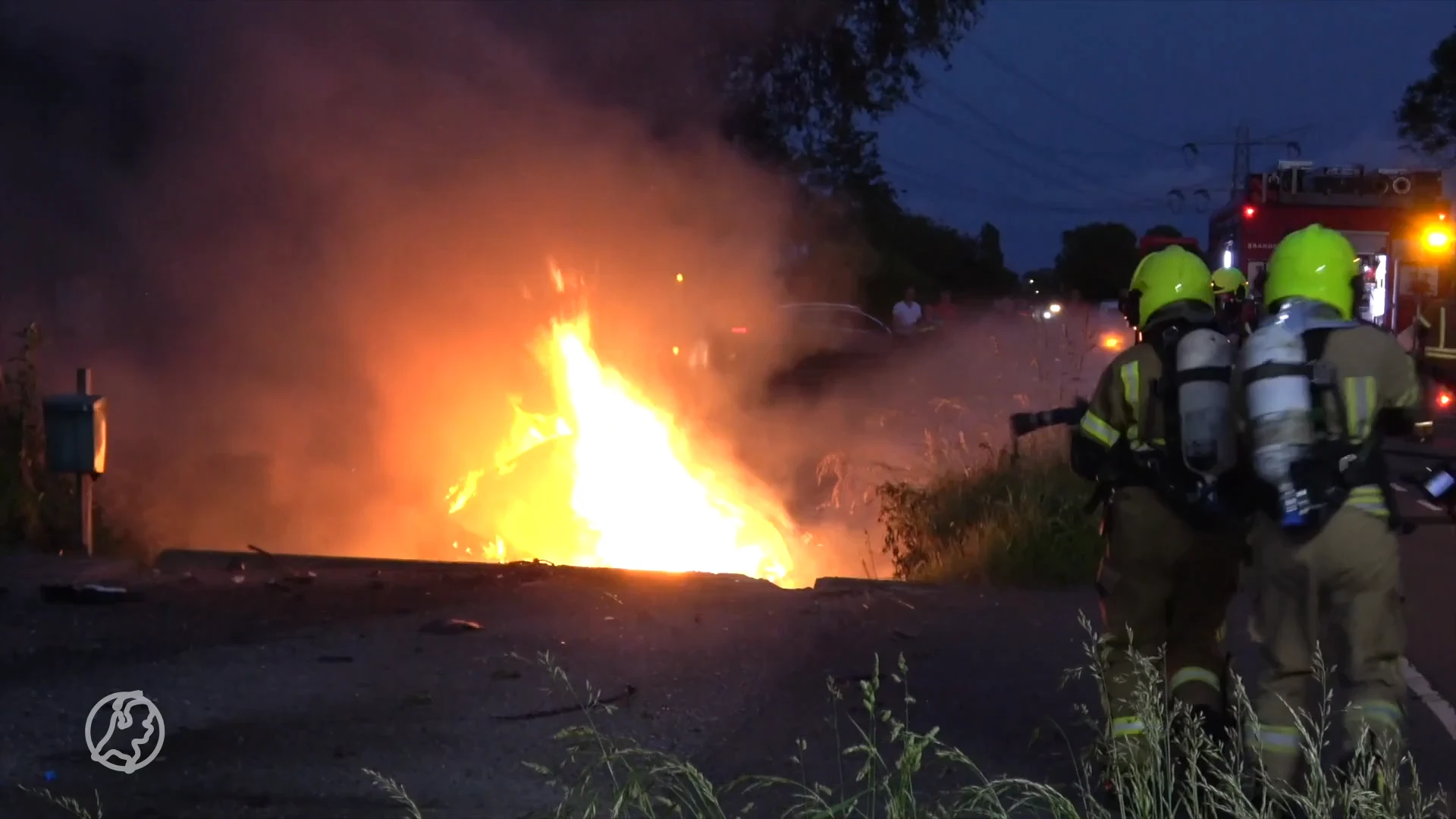 Auto brandt uit na ongeval, chauffeur komt om het leven