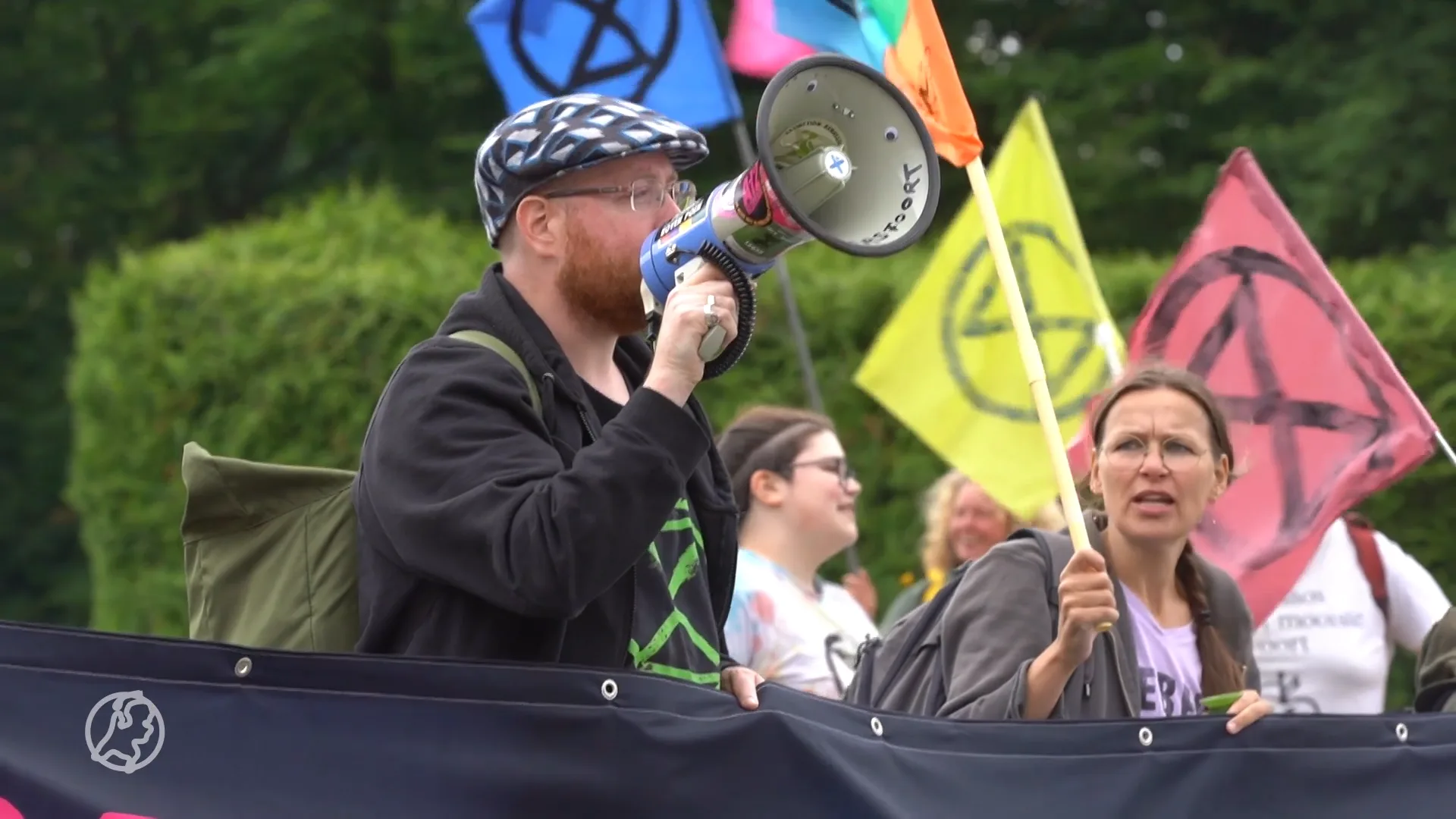 Buurtbewoners bekogelen XR-demonstranten met eieren