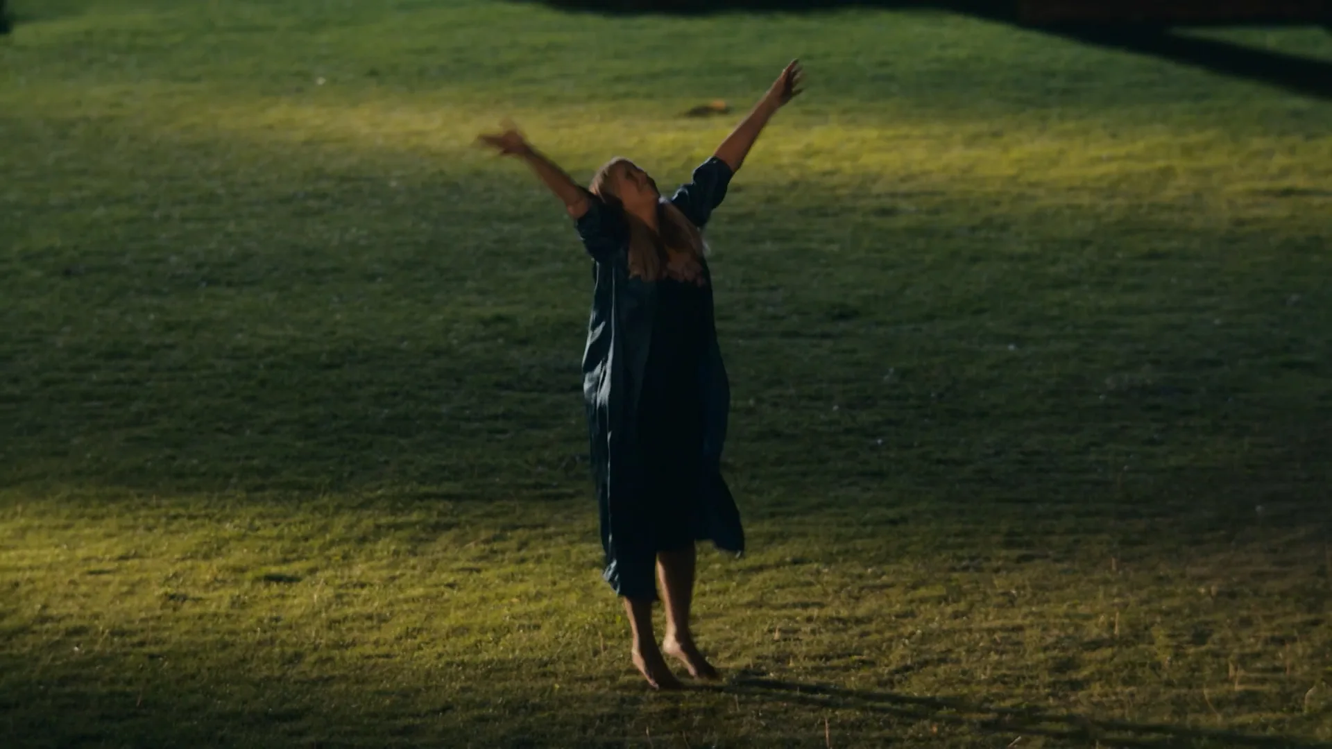 Cheryl heeft een aparte reactie op het schoonmaakmiddel