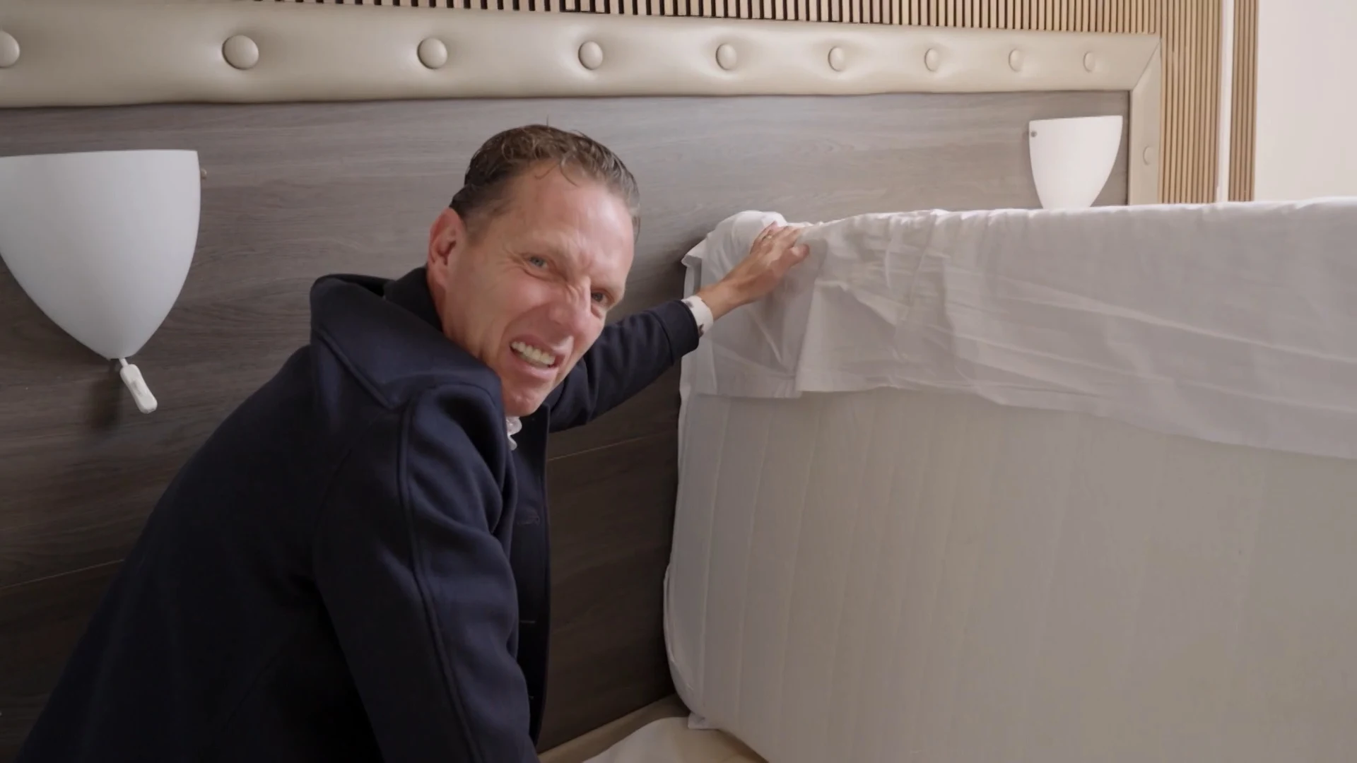 Schokkend: kijk altijd onder je matras in het hotel