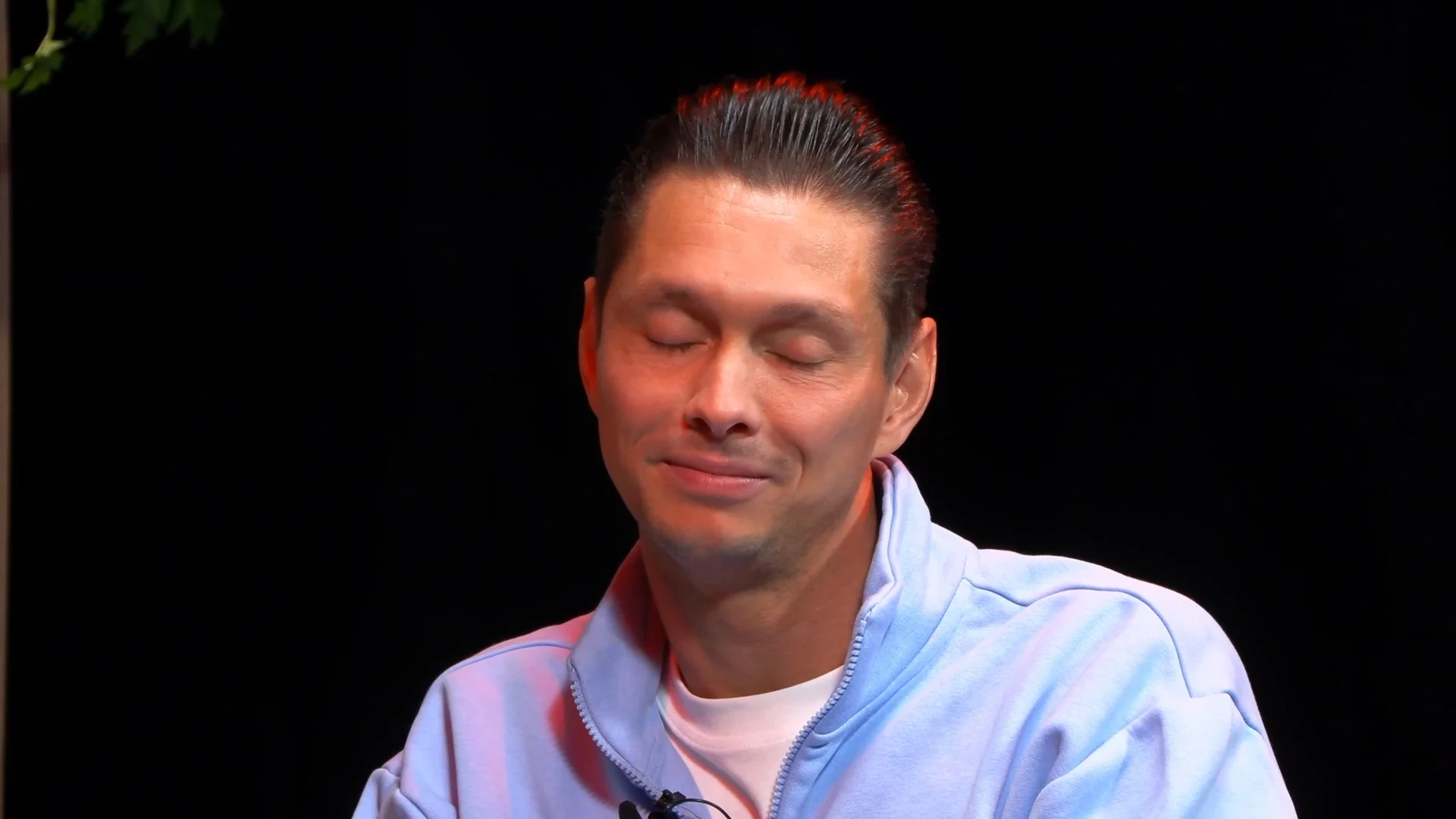 Micheal raakt geëmotioneerd door nummer over zijn moeder