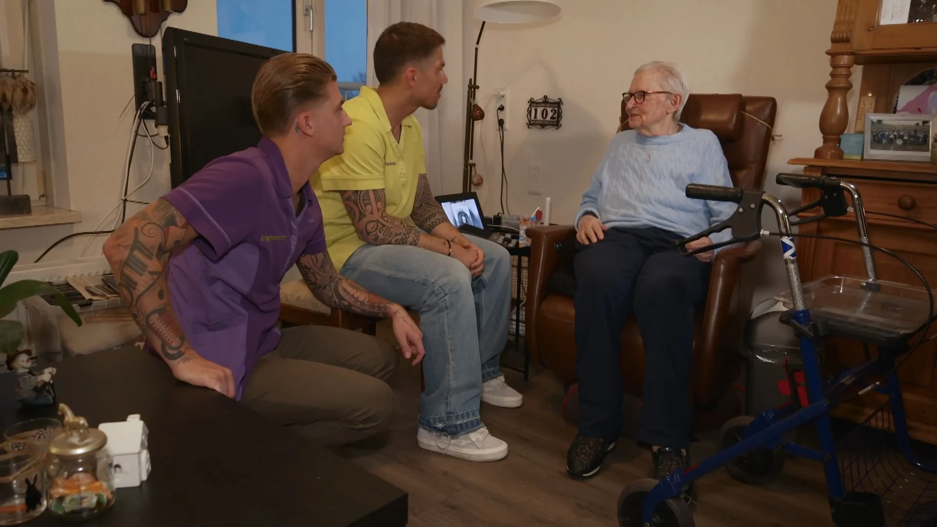 92-jarige bewondert André's tattoo: 'Ik wil er ook één!'