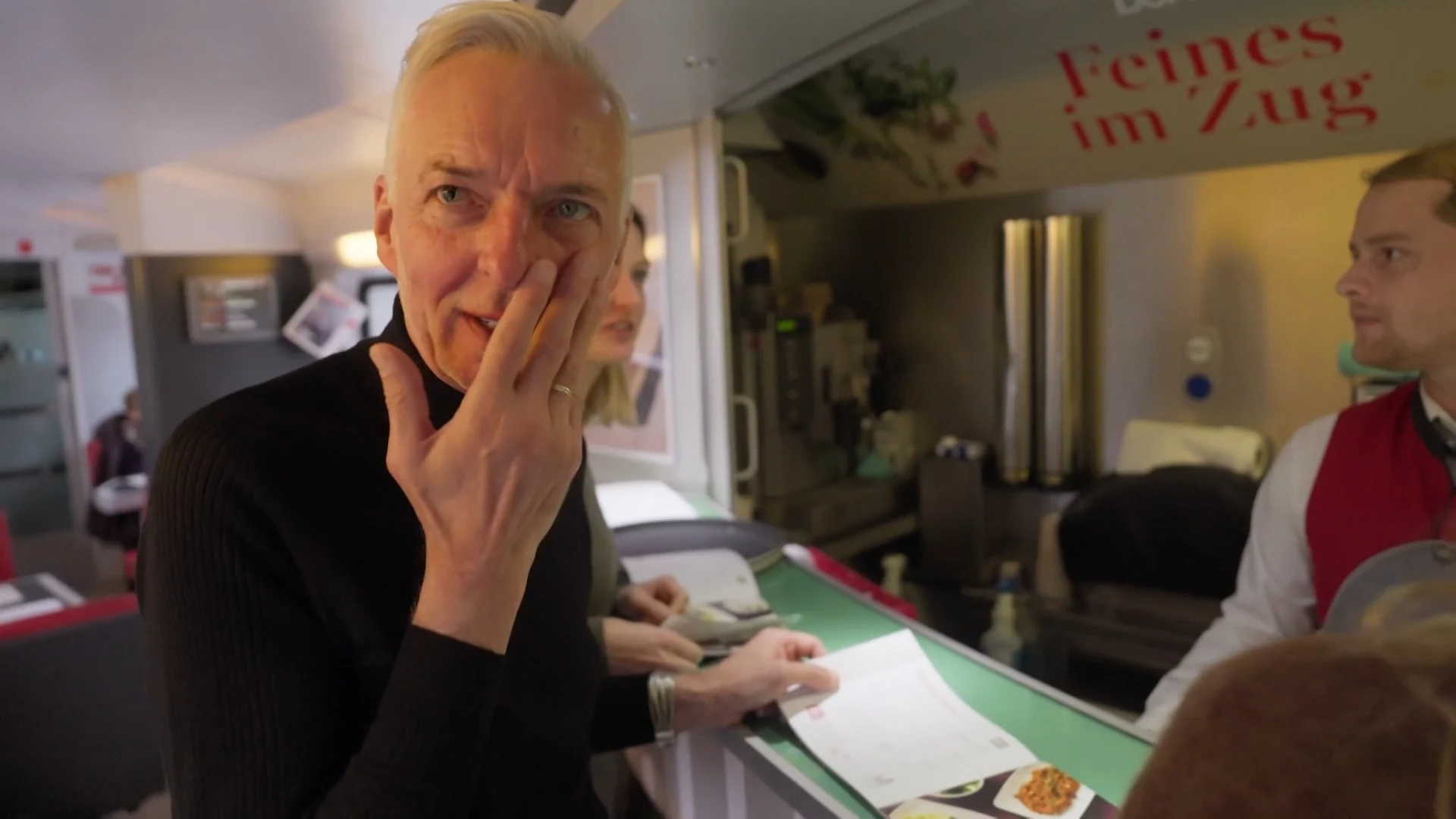 Martien schreeuwt het uit in de trein: 'Bijna een hartversachung!'