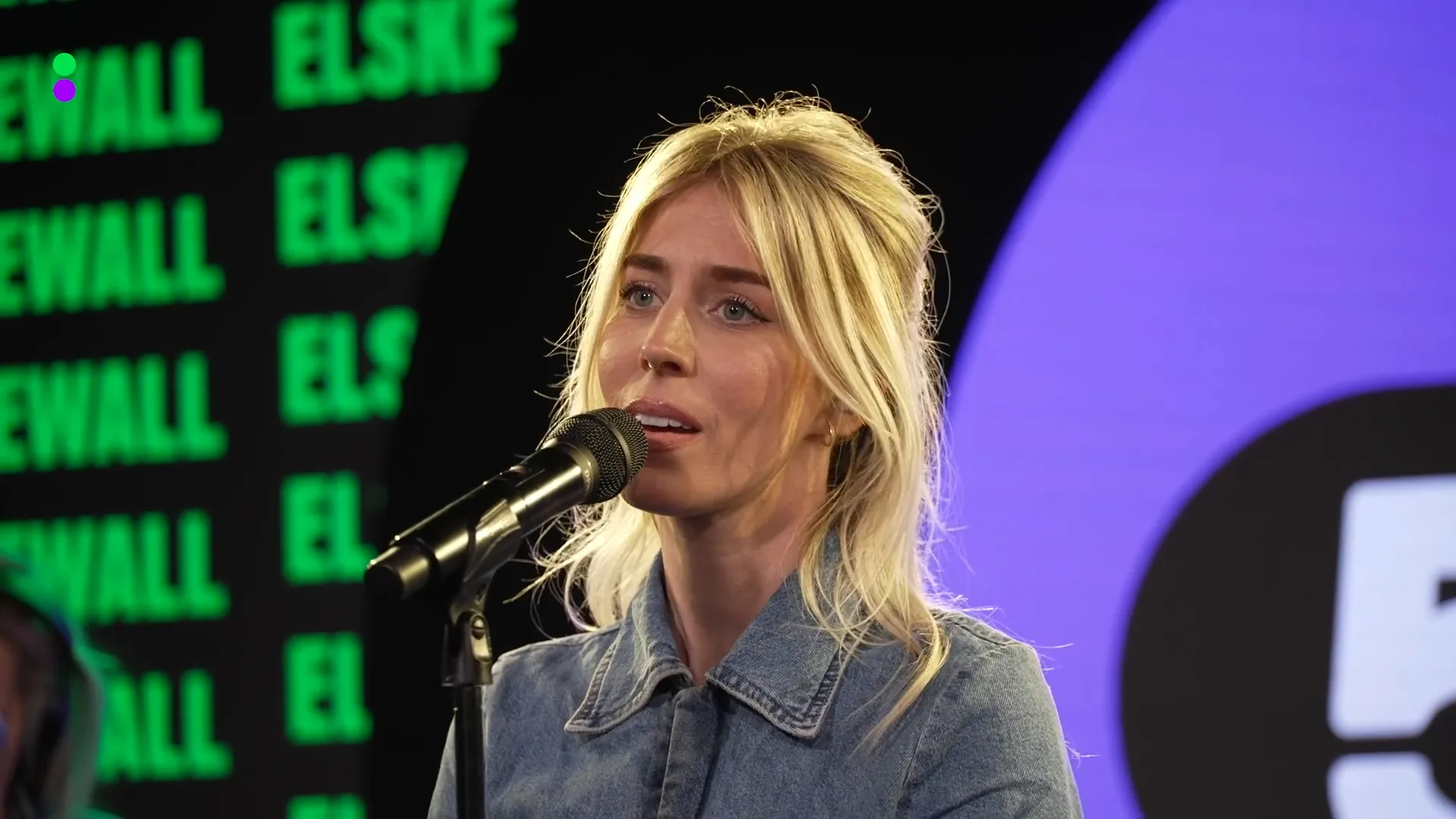 Elske DeWall speelt Oceaan van Racoon in de Dutch 1000 afterparty