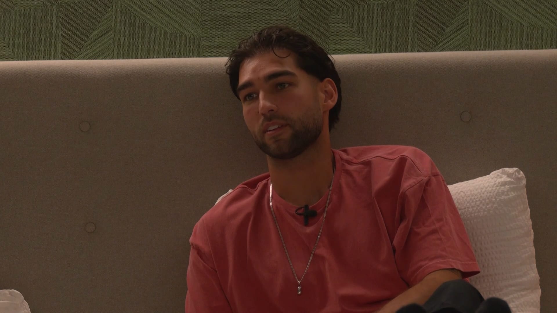 Casper vindt dat Ricky verkeerde signalen geeft aan Nyssa