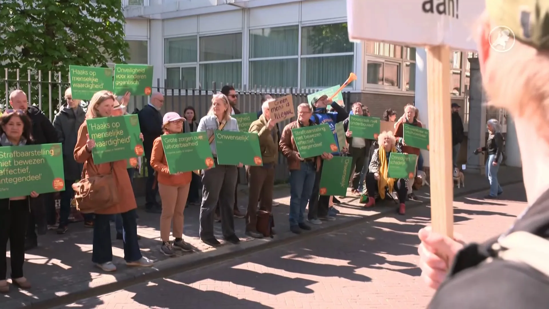 Demonstranten opgelucht over verworpen asielnoodmaatregelenwet
