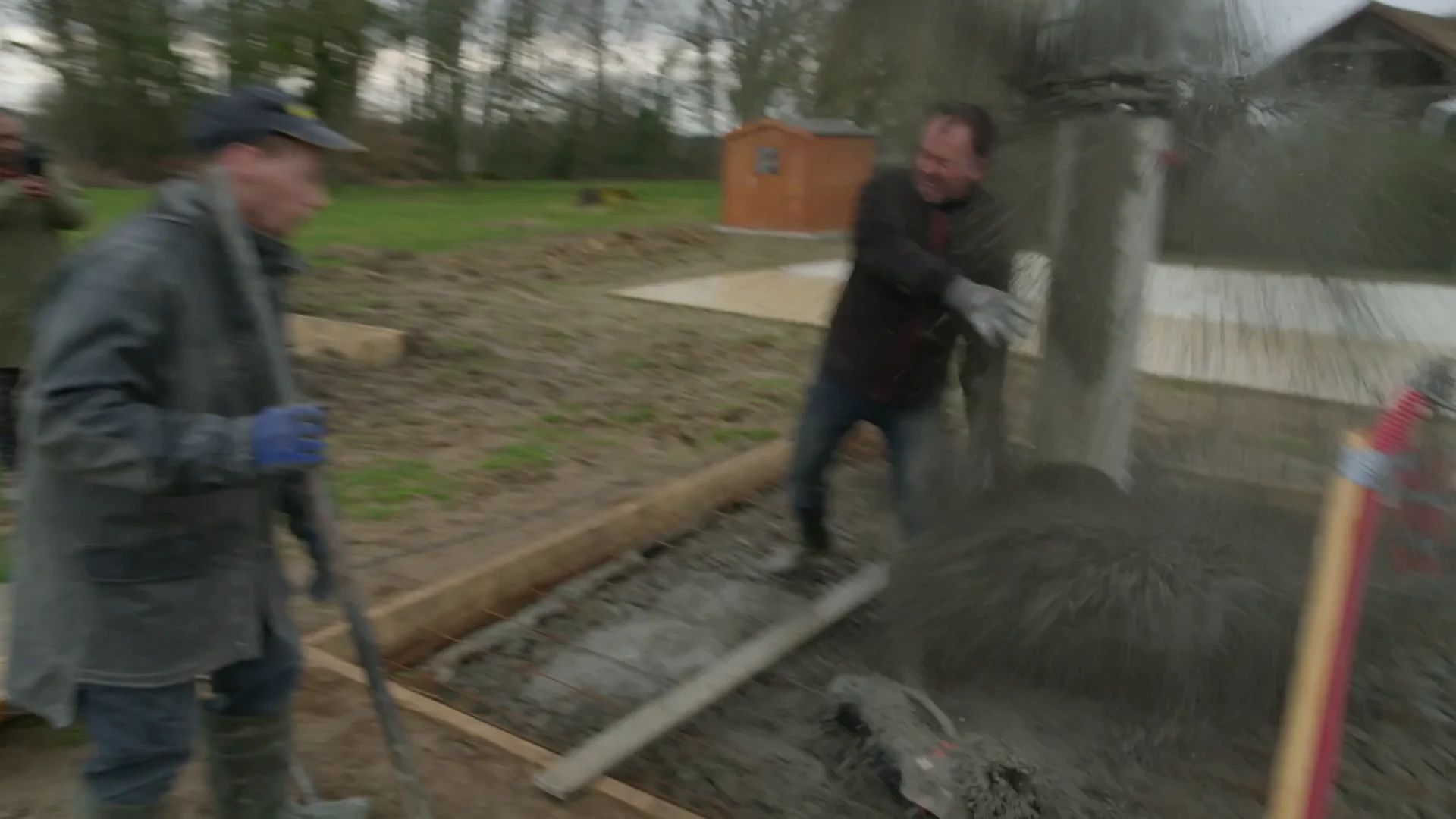 'Is er iemand gewond?' Cement storten gaat helemaal mis!