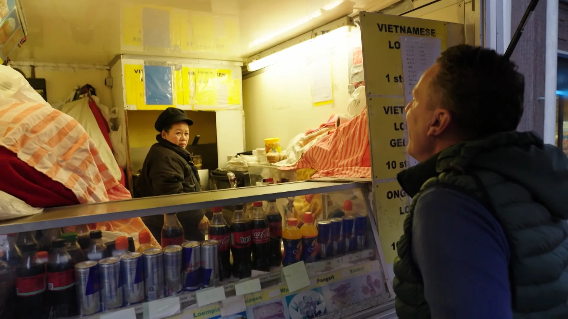 Rob Geus bezoekt een overvolle loempiakraam