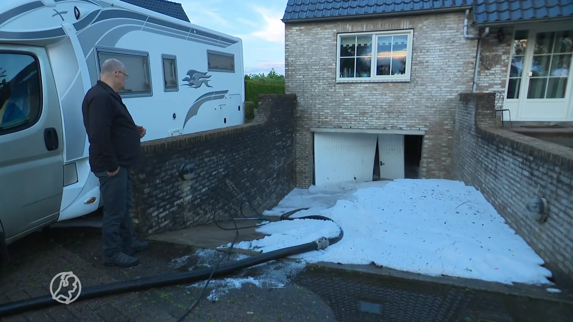 Garage van Albert helemaal ontwricht door hoosbui: 'Was geen houden aan'